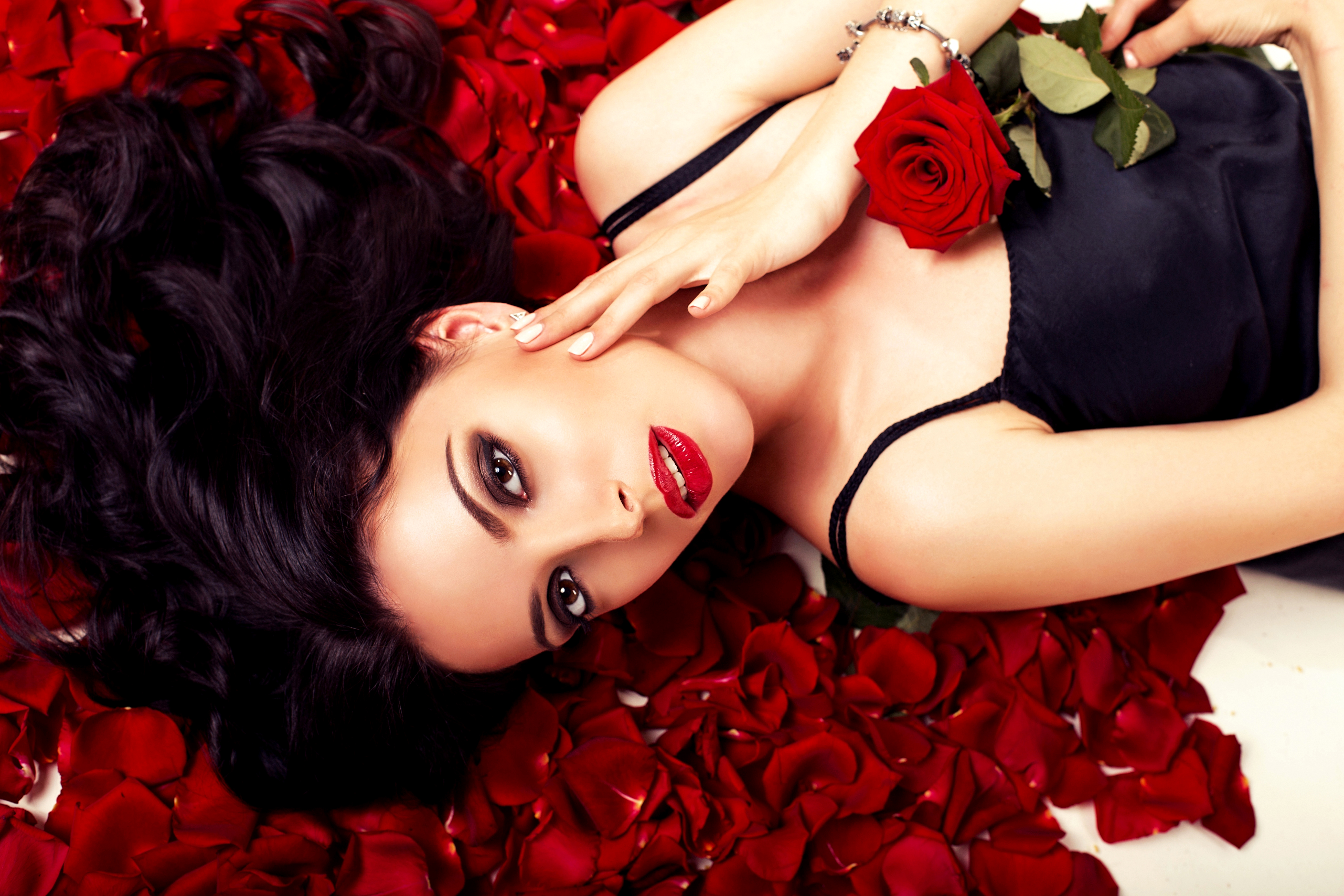 Эротический ретро фотосет толстушки в красном с цветком в волосах