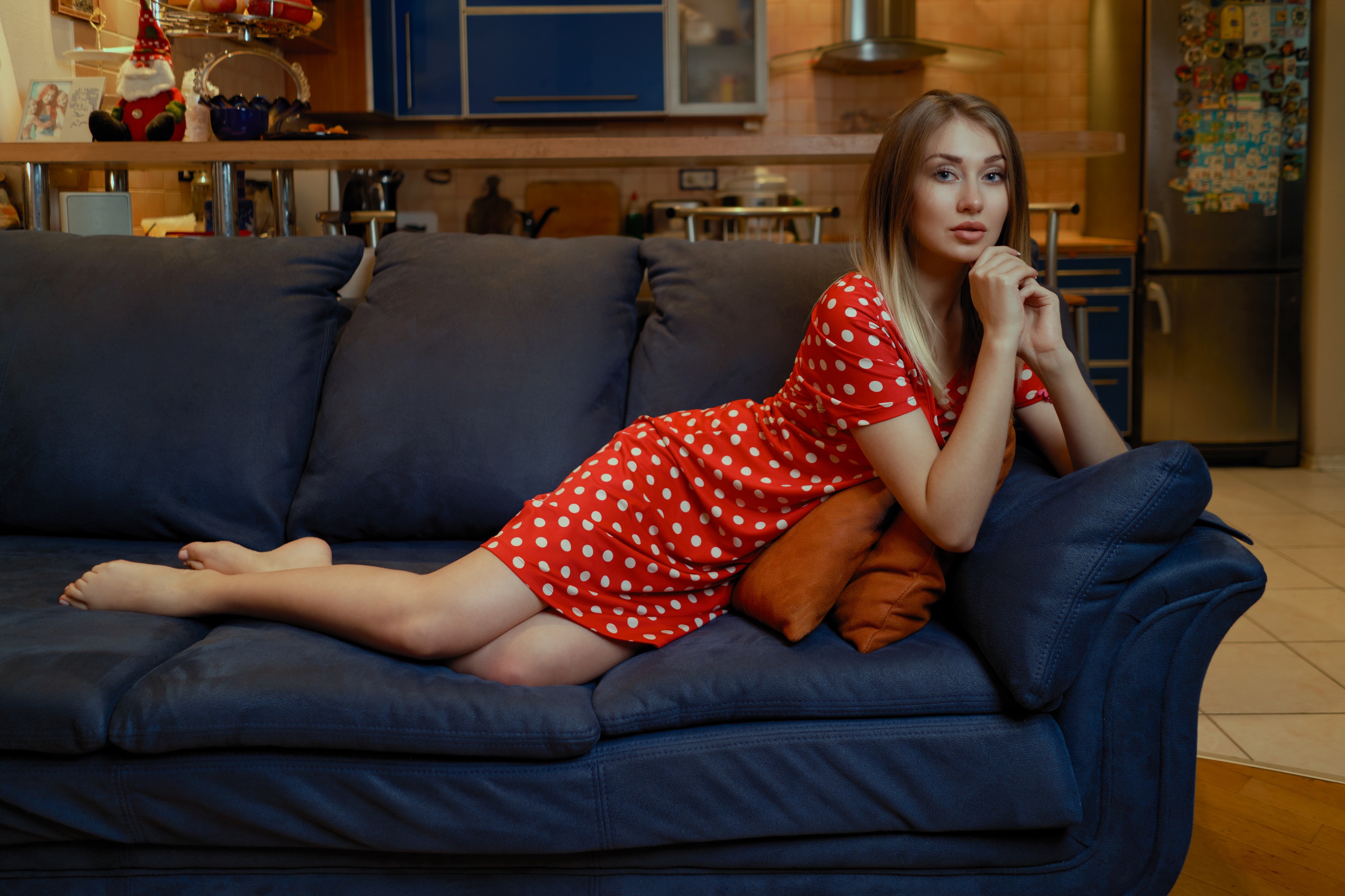 Молодая девка на диване