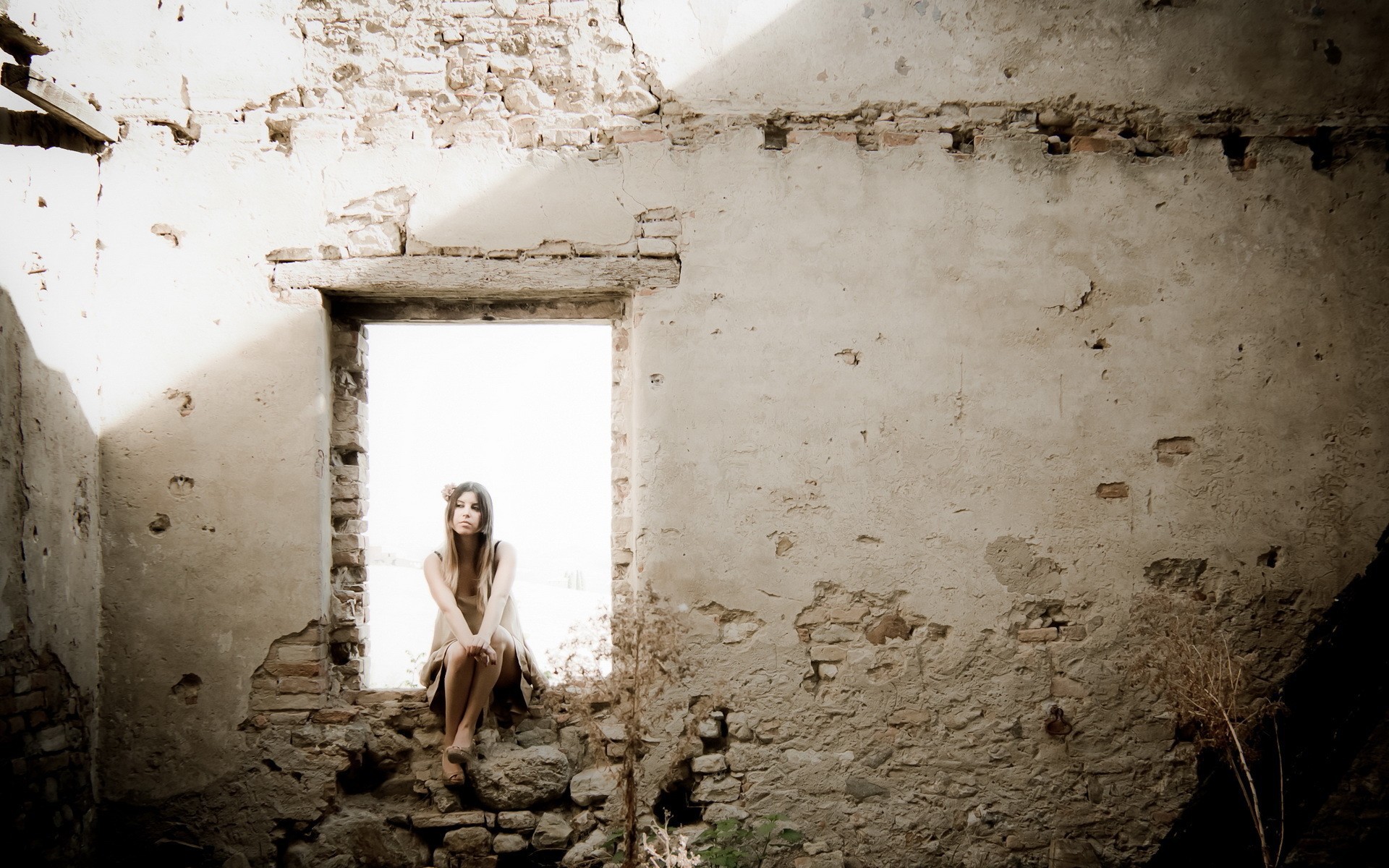 Молодая девушка позирует голая среди древних развалин