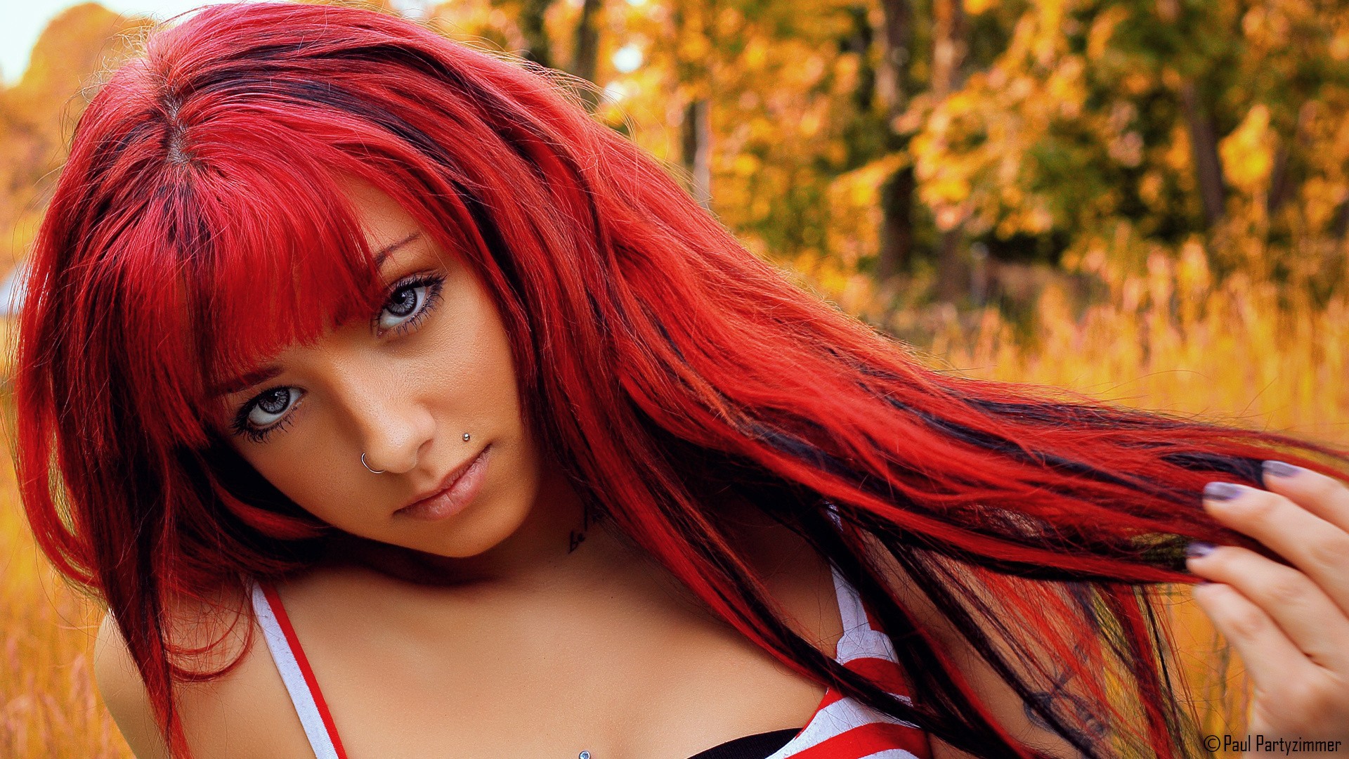 Женщина с красными волосами и волосами на лобке
