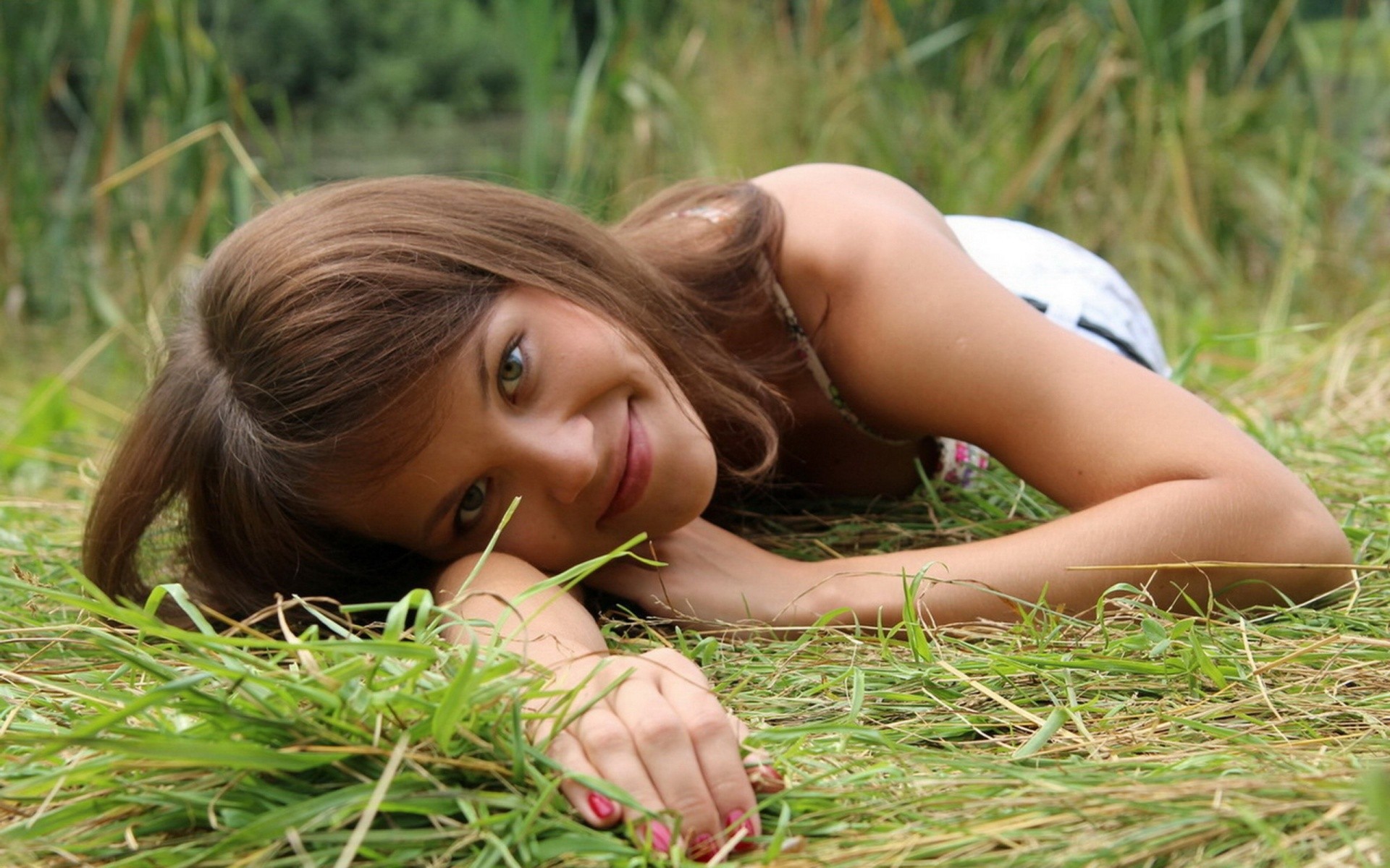 Русская девка показывает свой загар на природе и дома