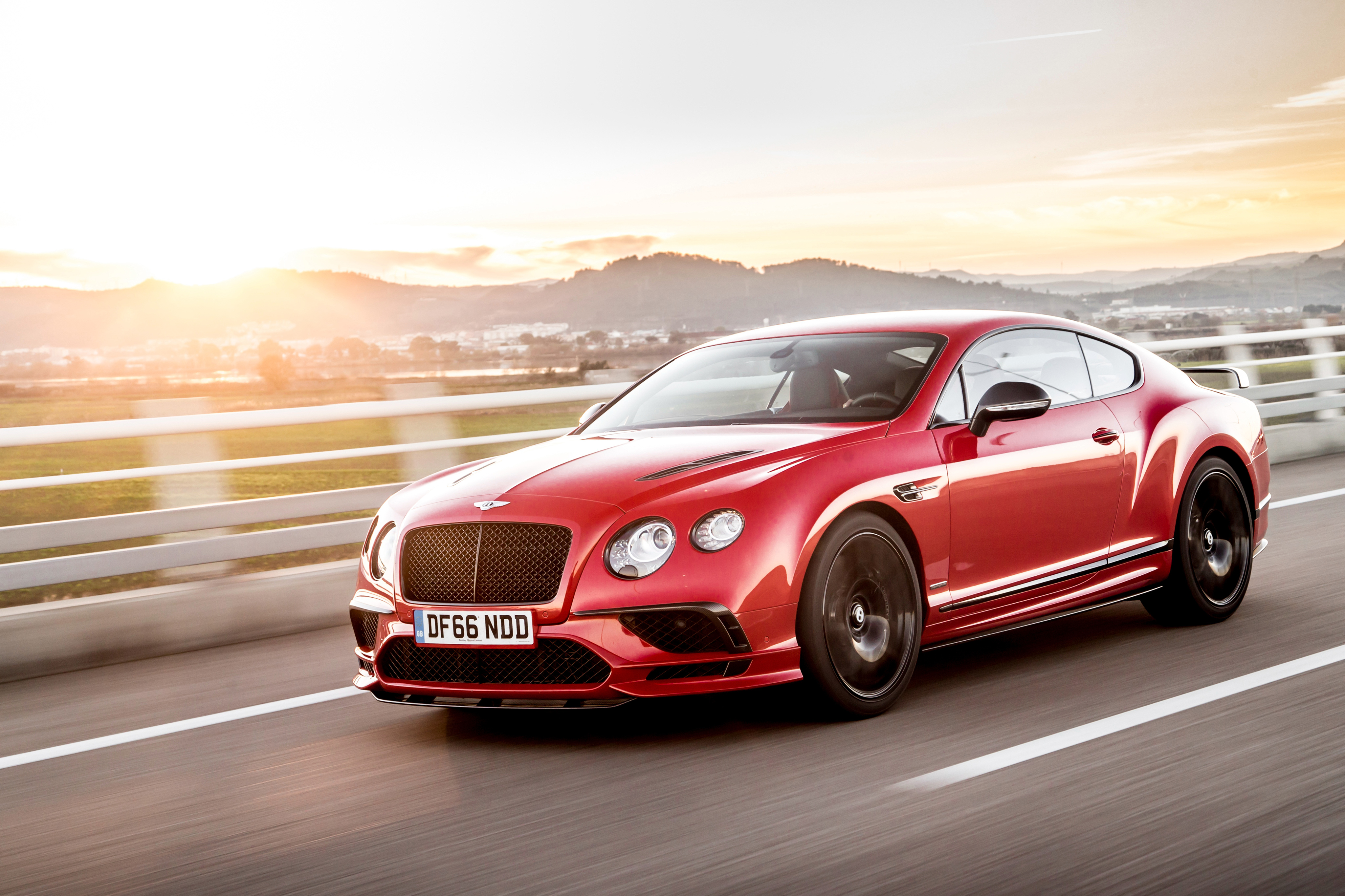 Bentley Continental красная