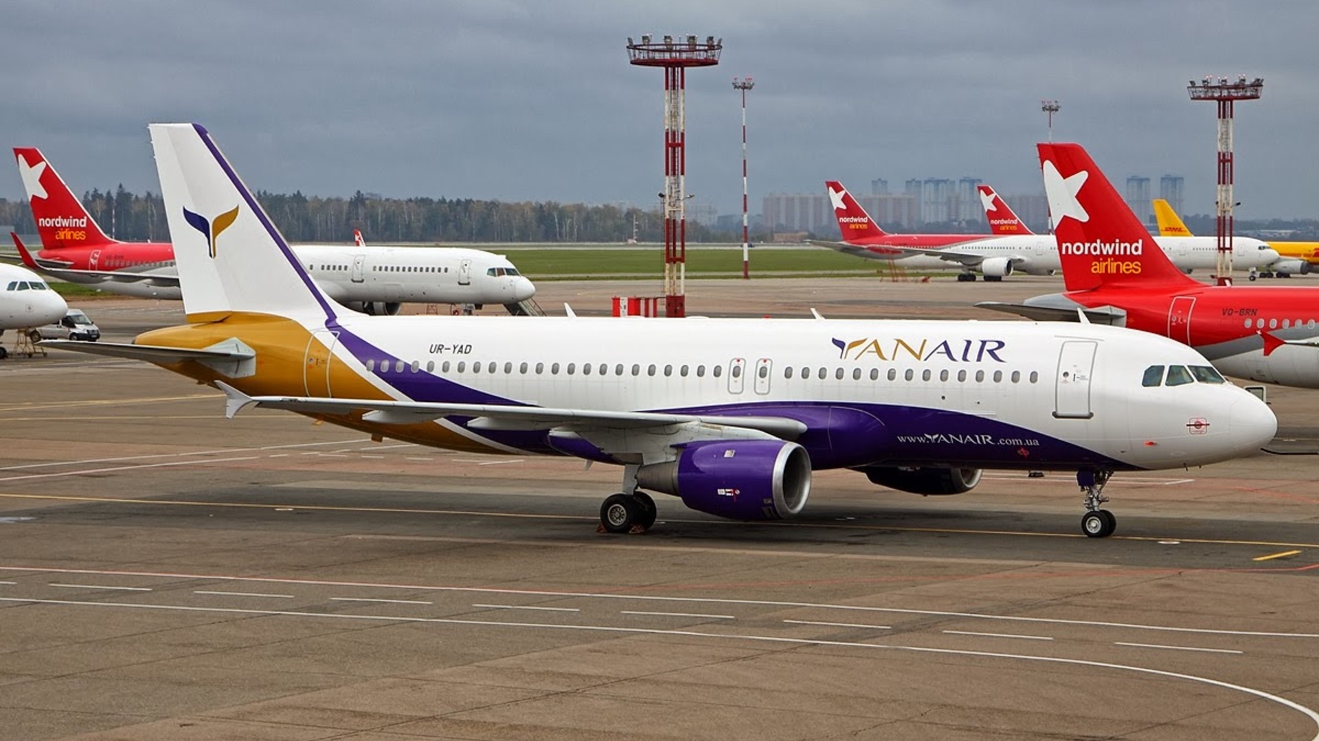 Обои Airbus UR-YAD авиакомпании ЯнЭйр.