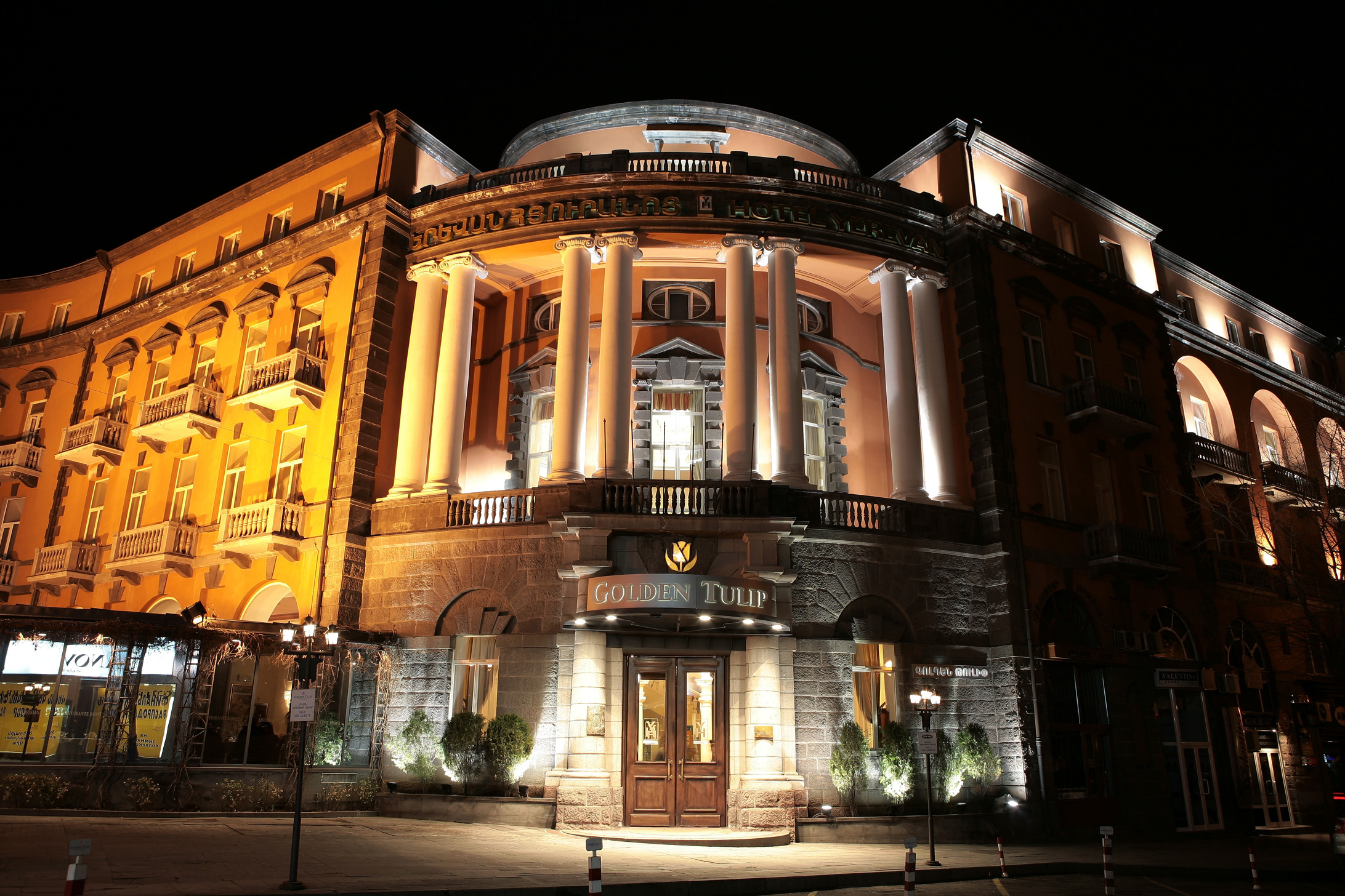 Hotel armenia. Отель Grand Hotel Yerevan. Гостиница Гранд Ереван. Гостиница Ереван Армения. Ереван отель Тюлип.