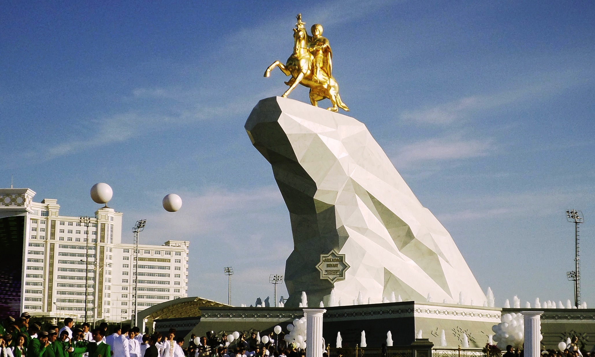 2017Cities_Gilded_monument_of_the_presid