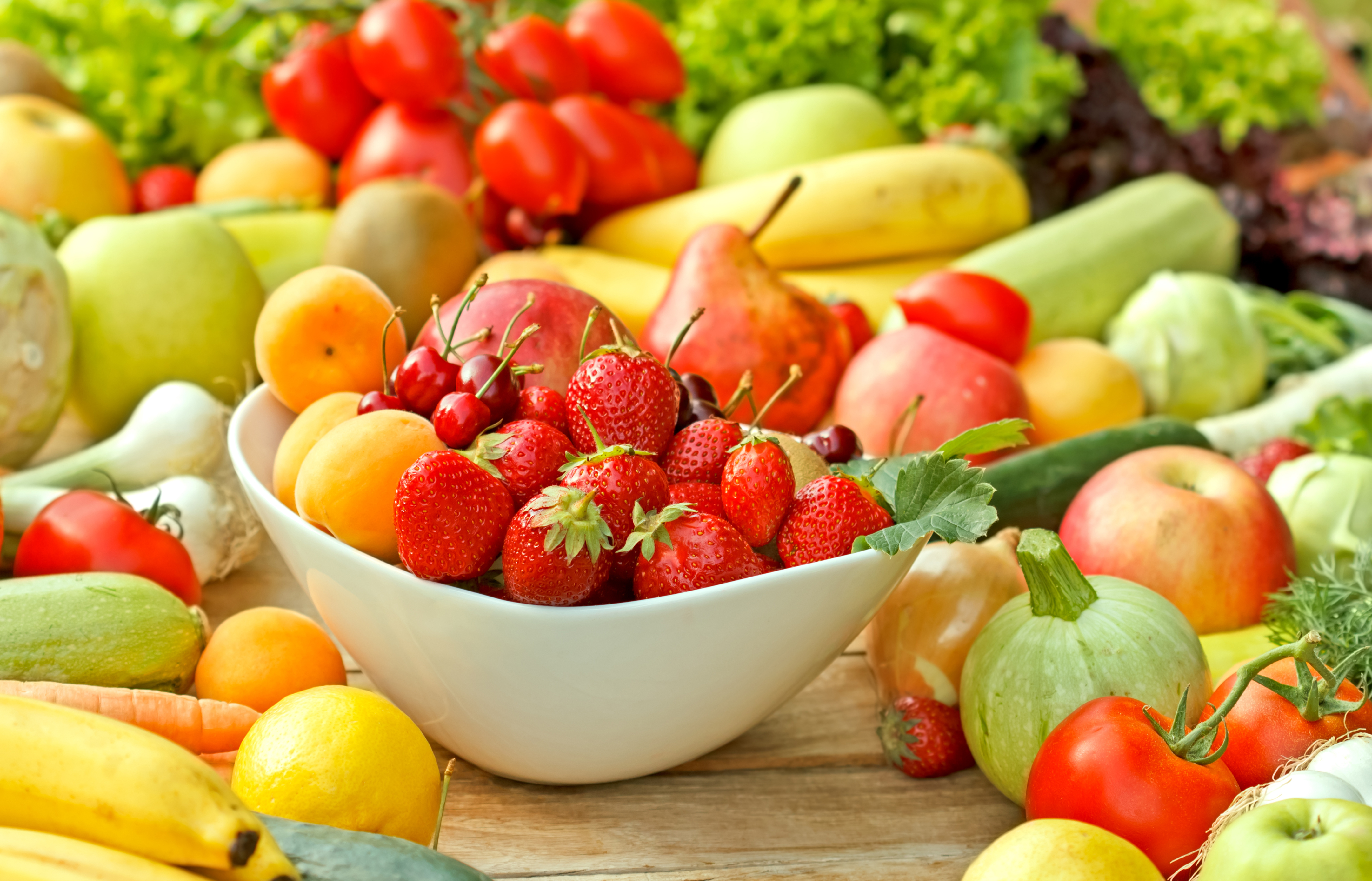 Плодовые товары. Овощи и фрукты. Свежие овощи и фрукты. Овощи и ягоды. Яркие овощи.