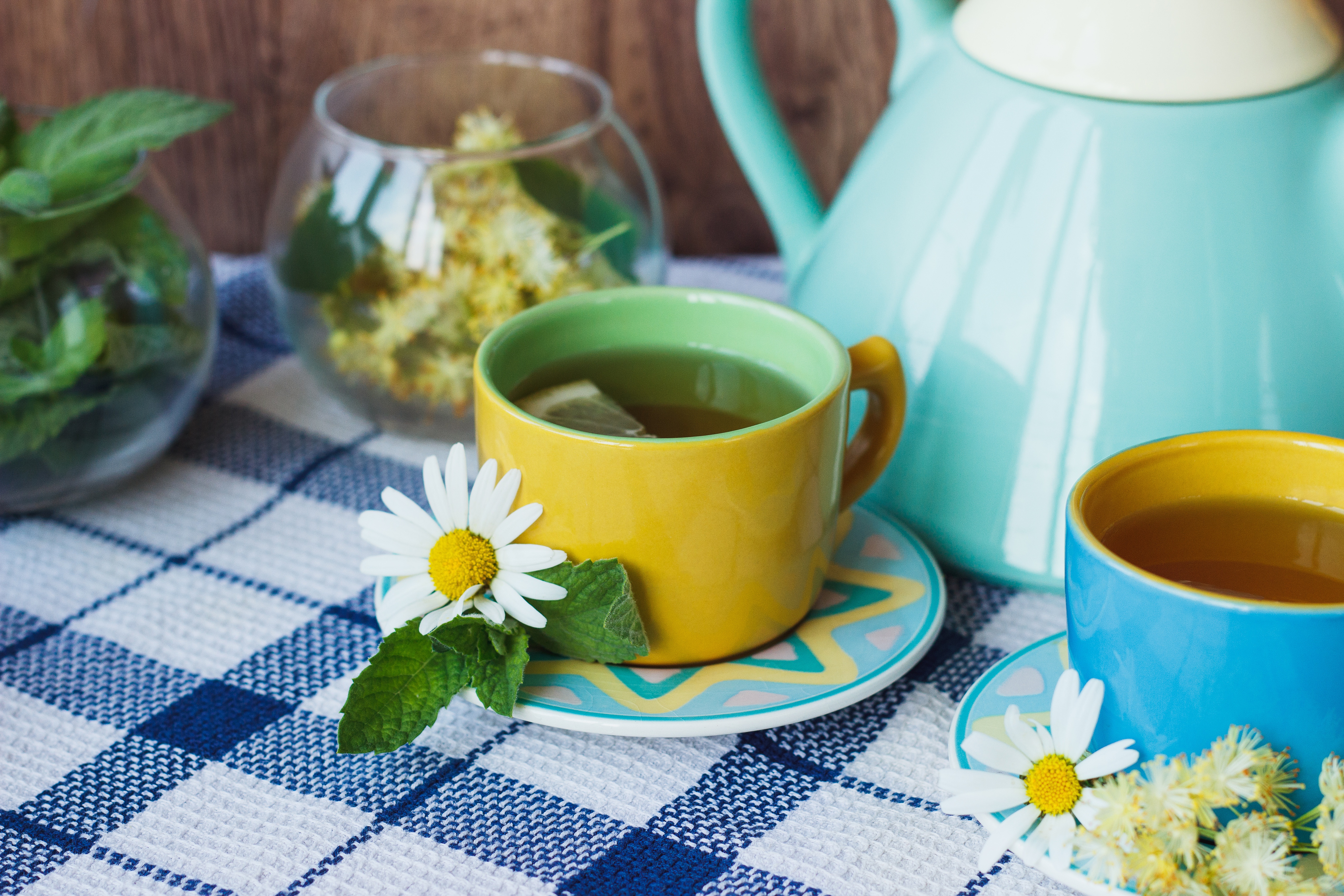 13 чашек чая. Чай Ромашка мята Herbal. Чай цветочный "Ромашка/мята", Липтон. Кружка чай. Чашка с чаем.