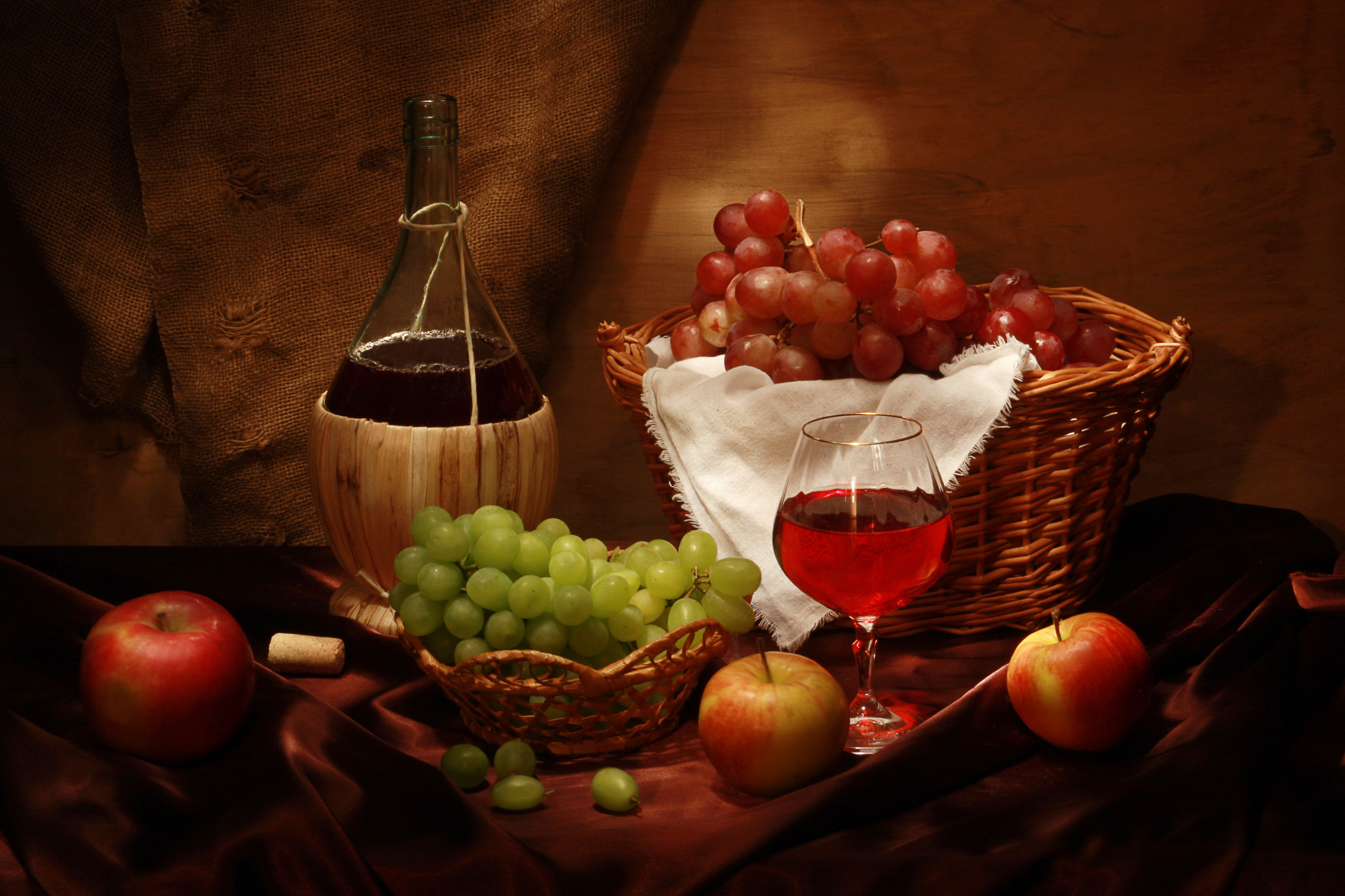 Бокал вина и фрукты