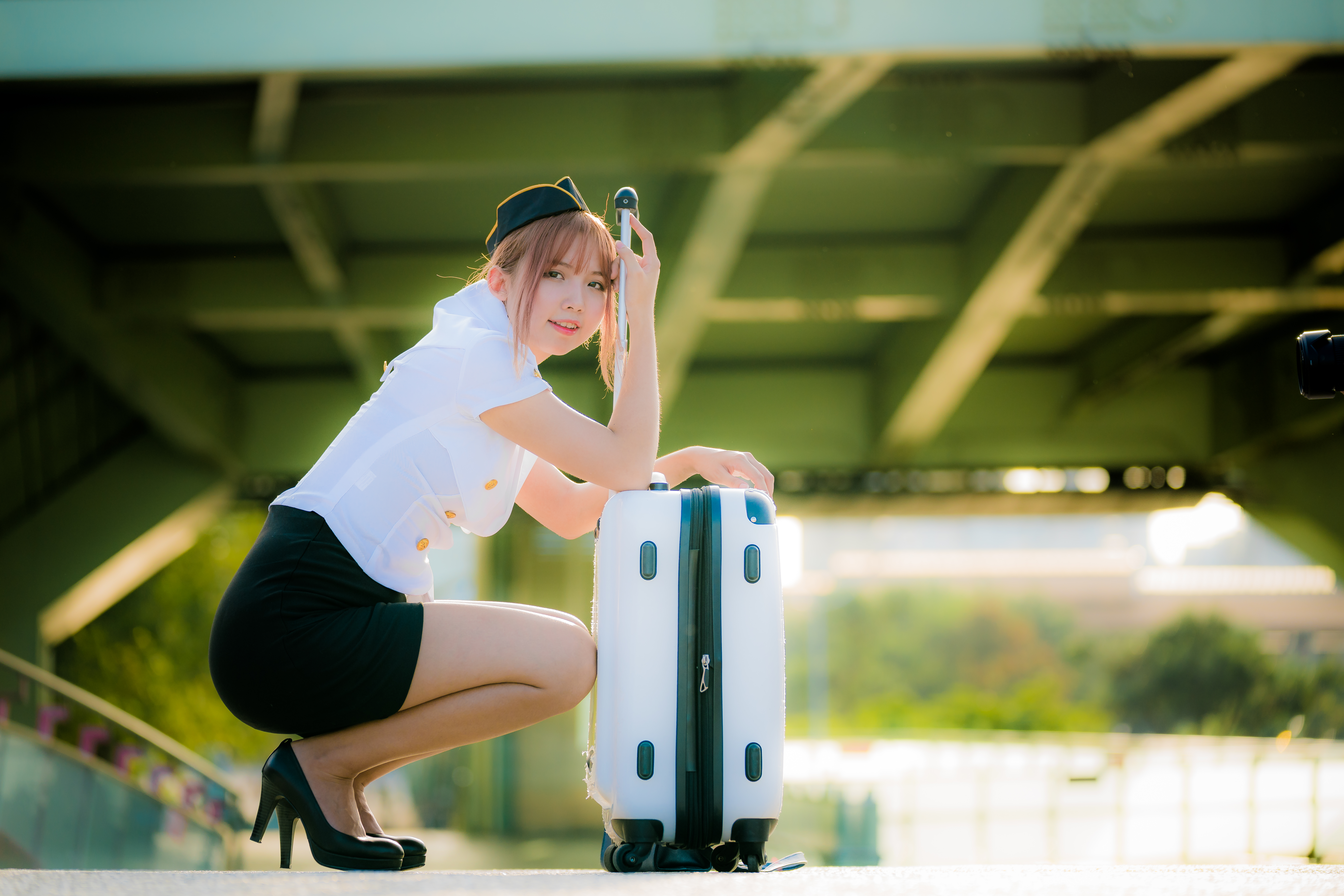 Стюардесса с чемоданом