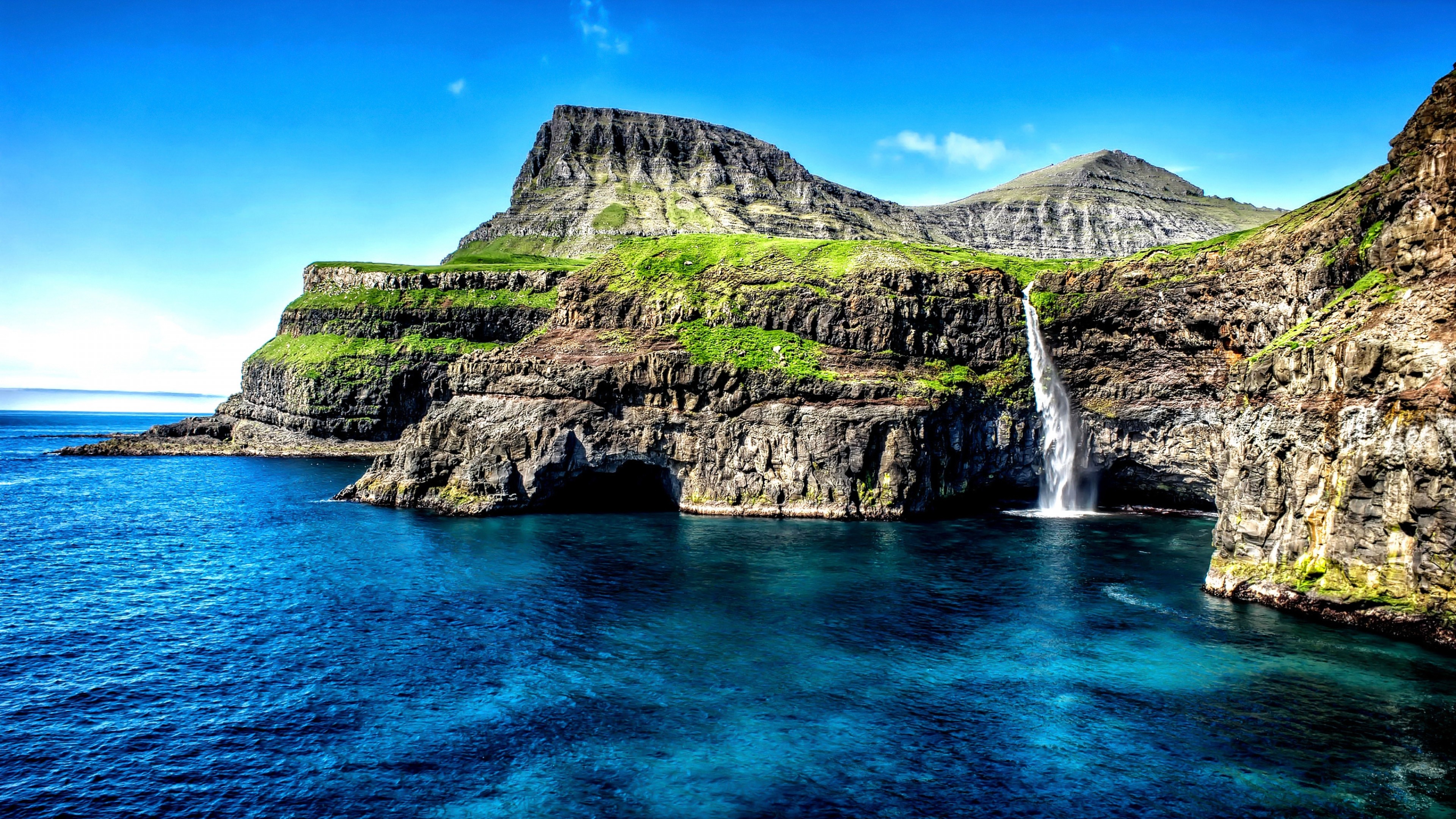 Океан море водопад. Остров Пхи Пхи. Фарерские острова. Галапагосы скалы океан. Оаху остров скальные гребни.