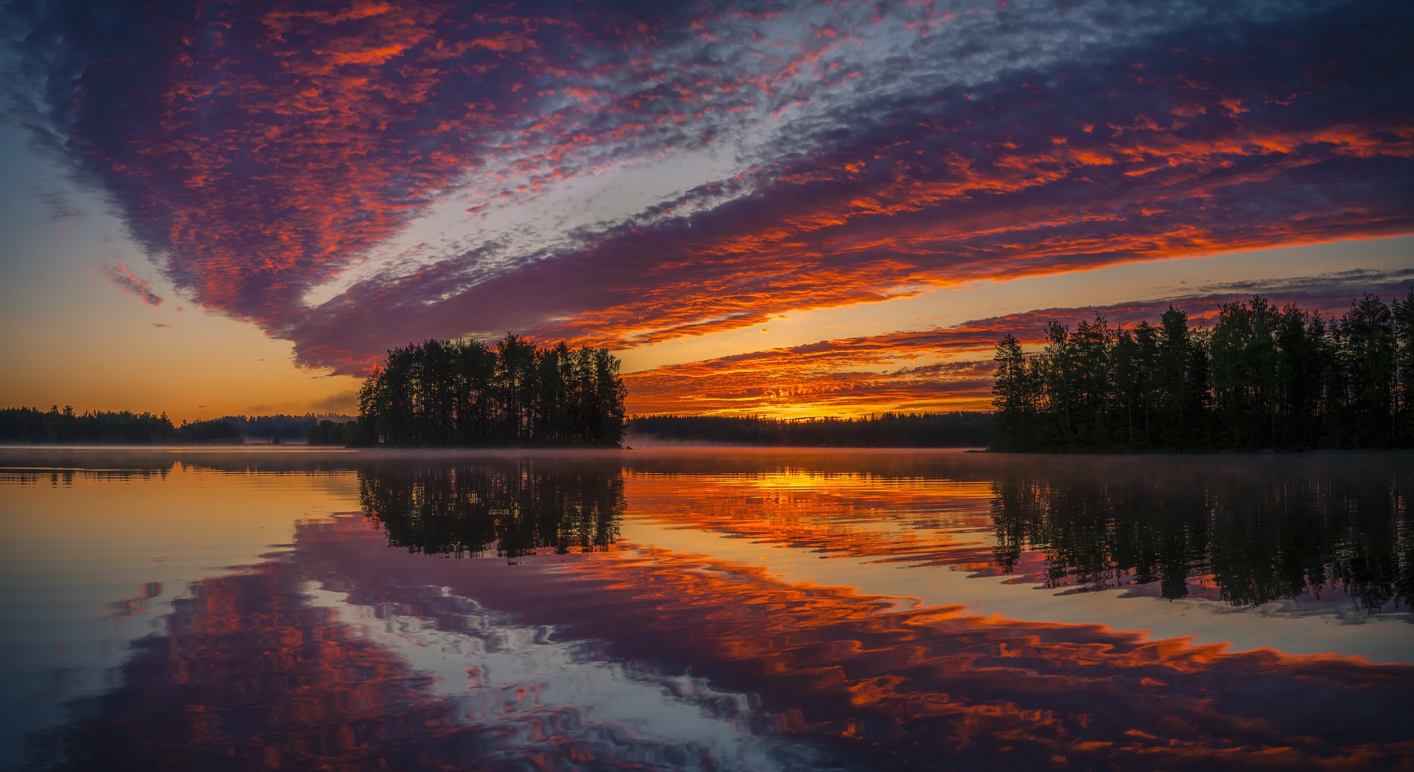 Красивый закат на озере