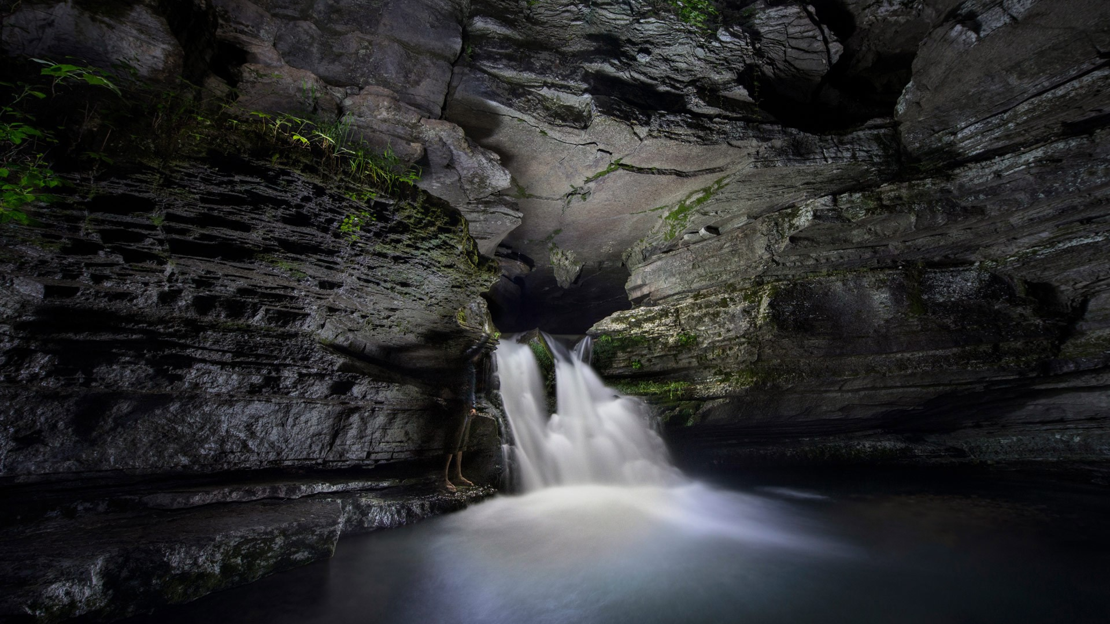 Стремительный водопад. Водопад в пещере. Подземное озеро с водопадом. Пещера озеро водопад. Пещера с водой.