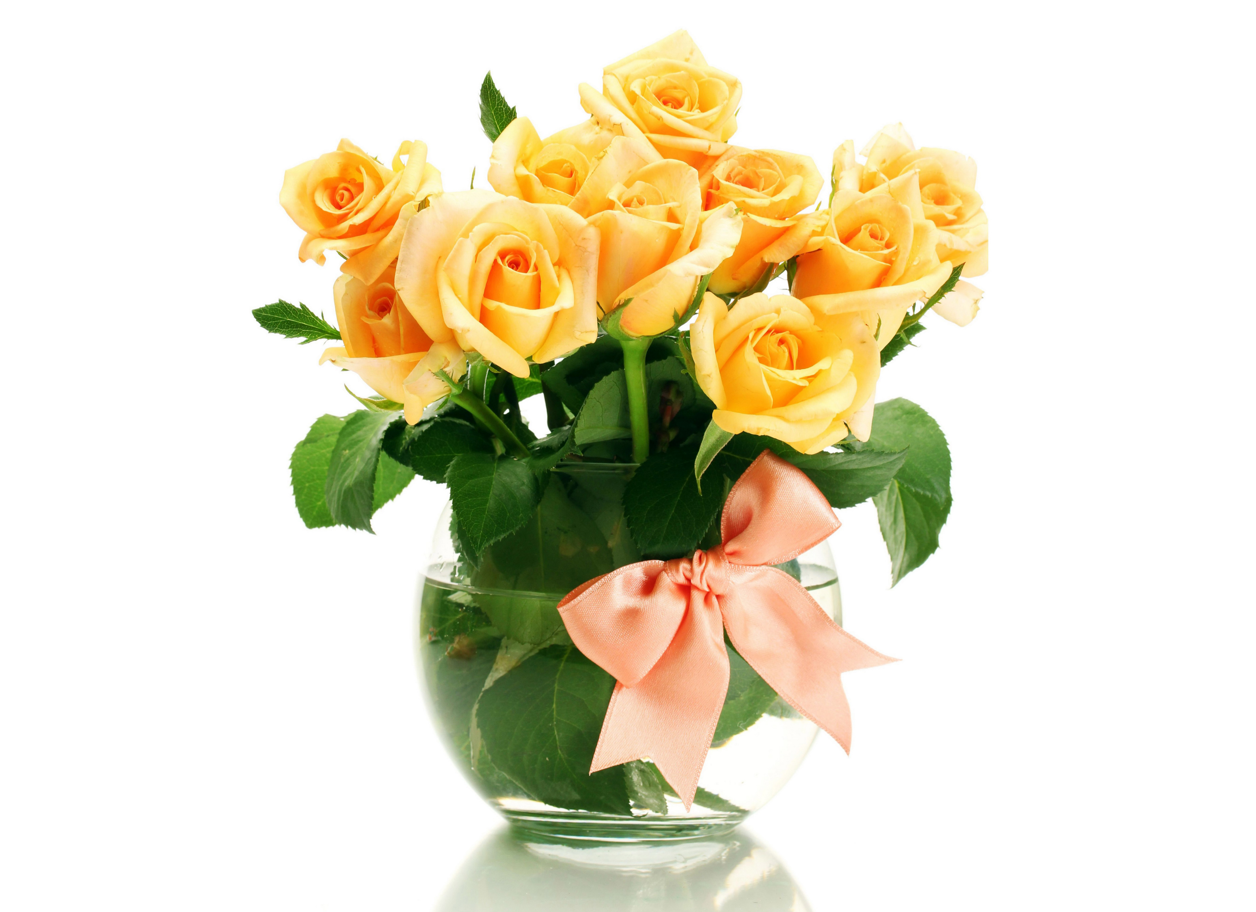 Оранжевые розы в вазе. Цветы в вазе. Красивый букет на белом фоне. Букет цветов на белом фоне. Букет желтых роз.