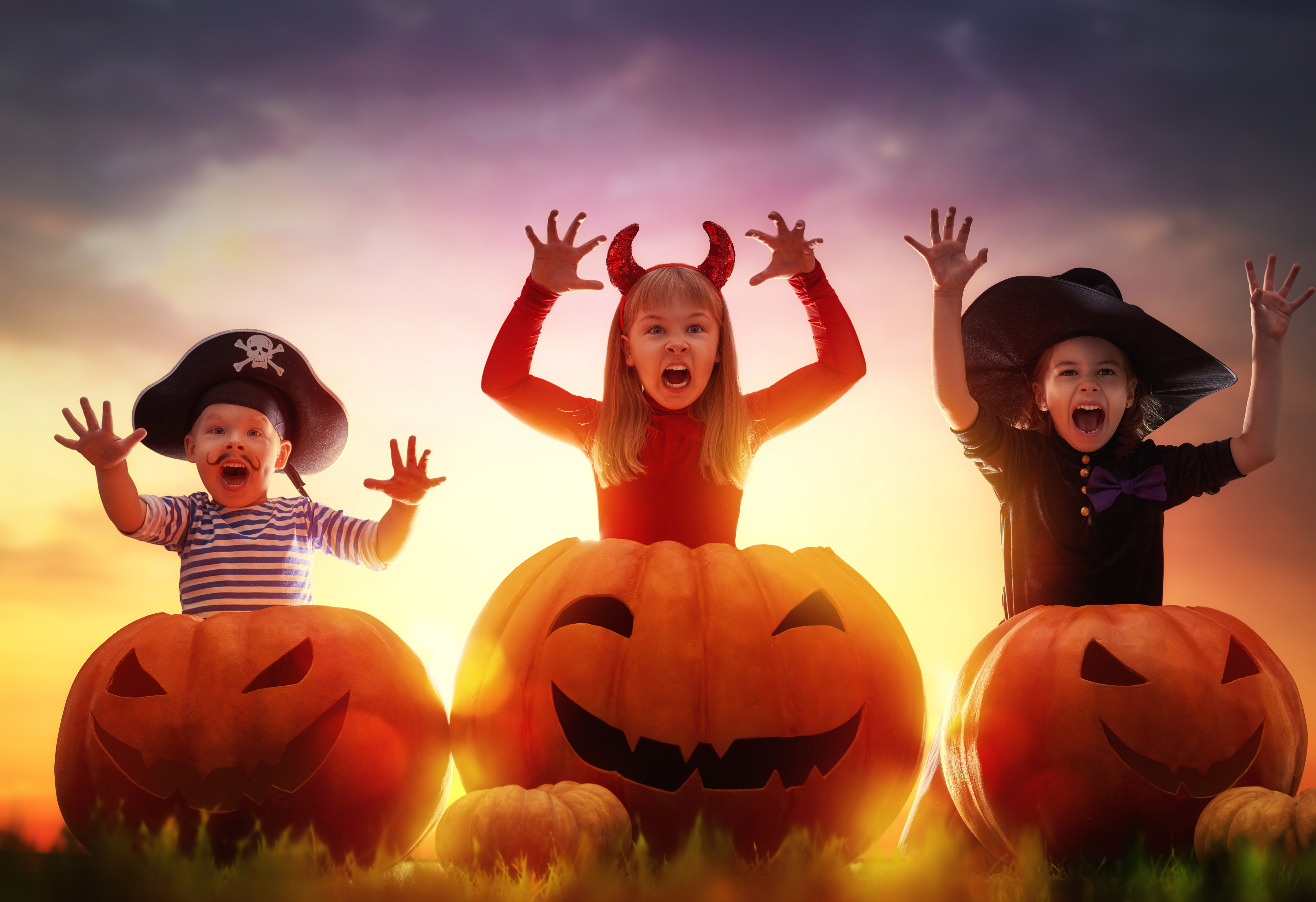 Halloween kids. Хэллоуин для детей. Костюмы на Хэллоуин для детей. Хэллоуин фотосессия. Дети в хэллоуинских костюмах.