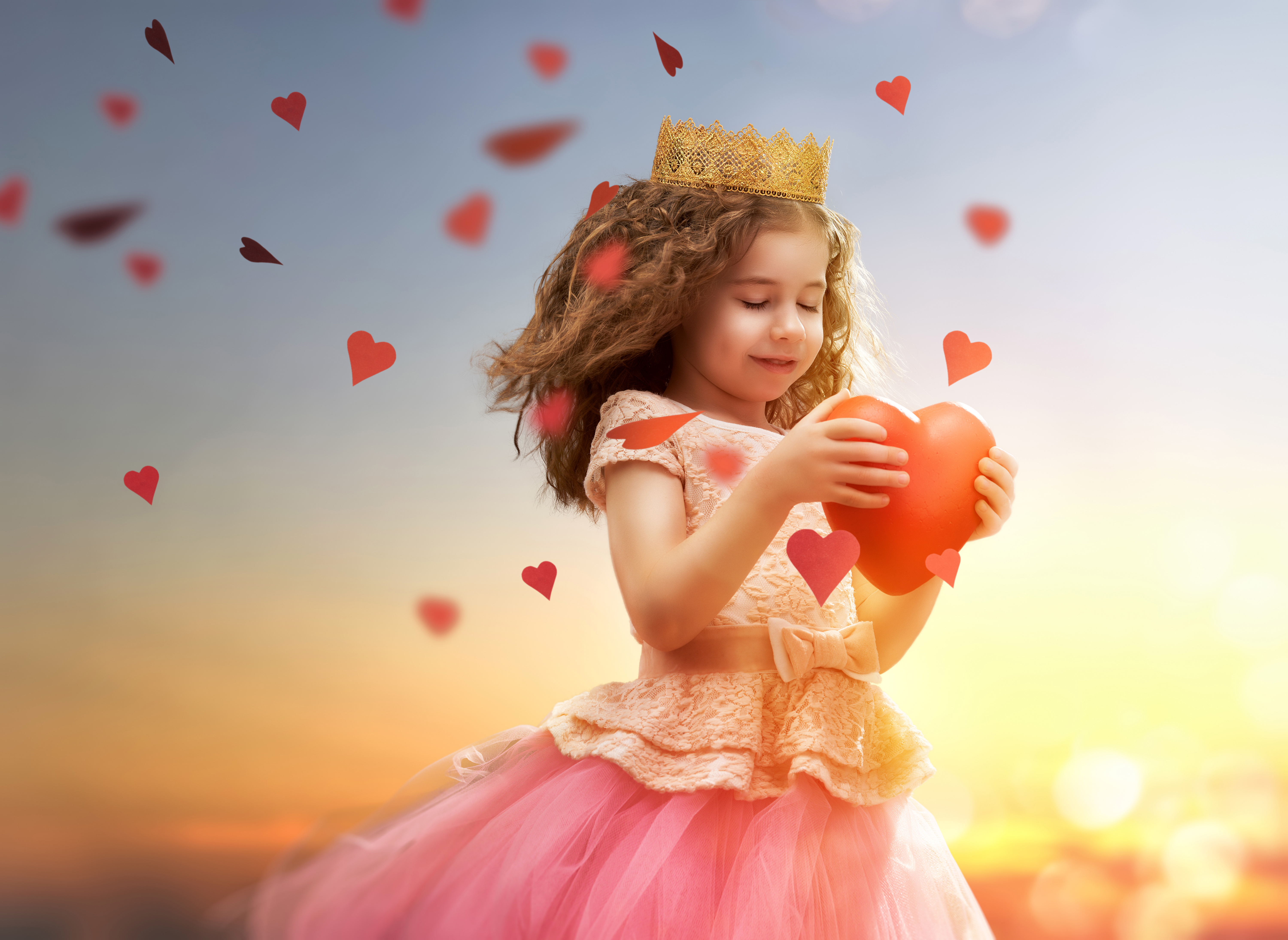 Я люблю маленьких девочек. Счастливая девочка. Девочка принцесса. Девочка с сердечком в руках. Сердце для девочки.