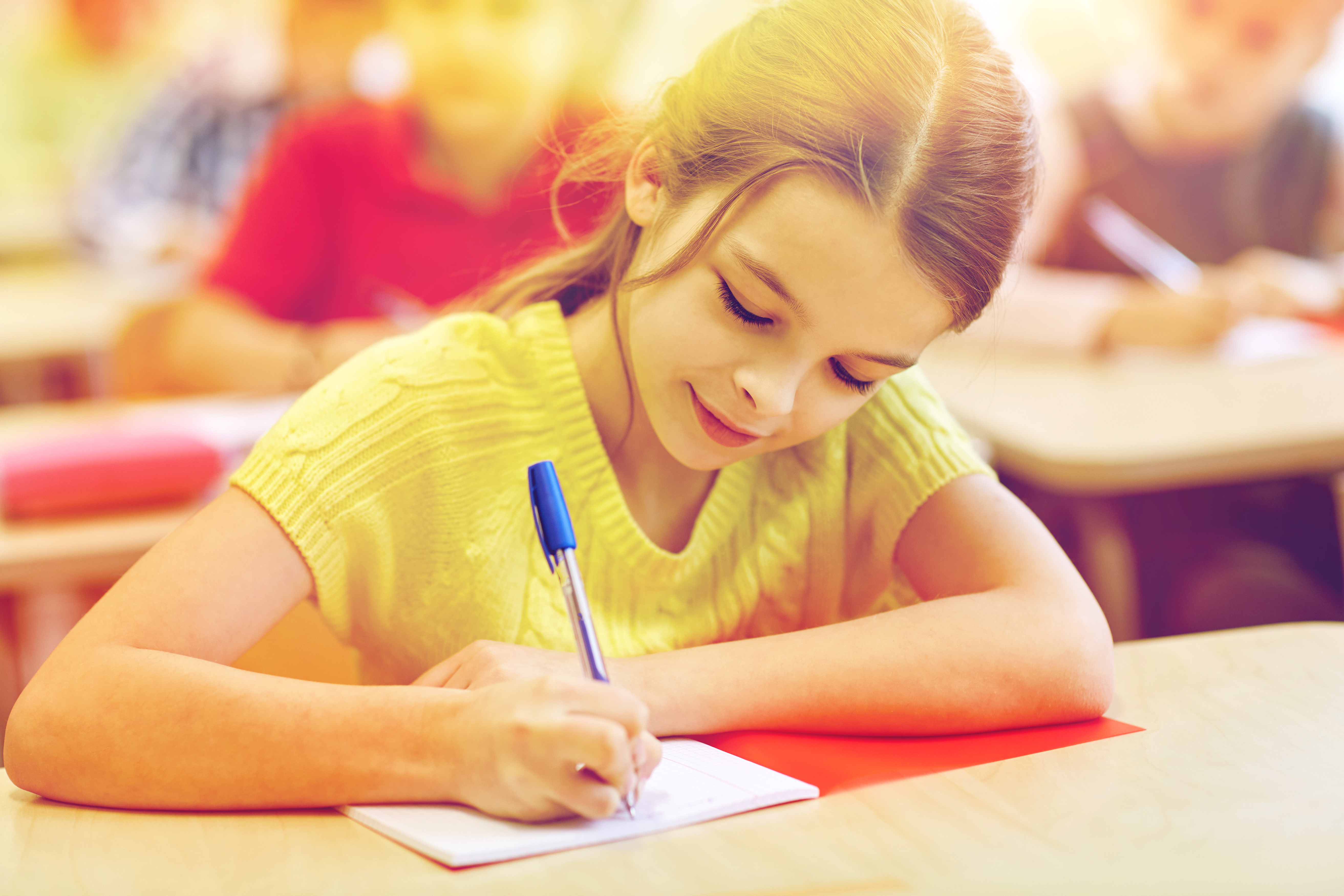 Девочка на английском написать. Школьник пишет. Ученик с ручкой в руке. Ученик пишет. Ученик пишет в тетради.