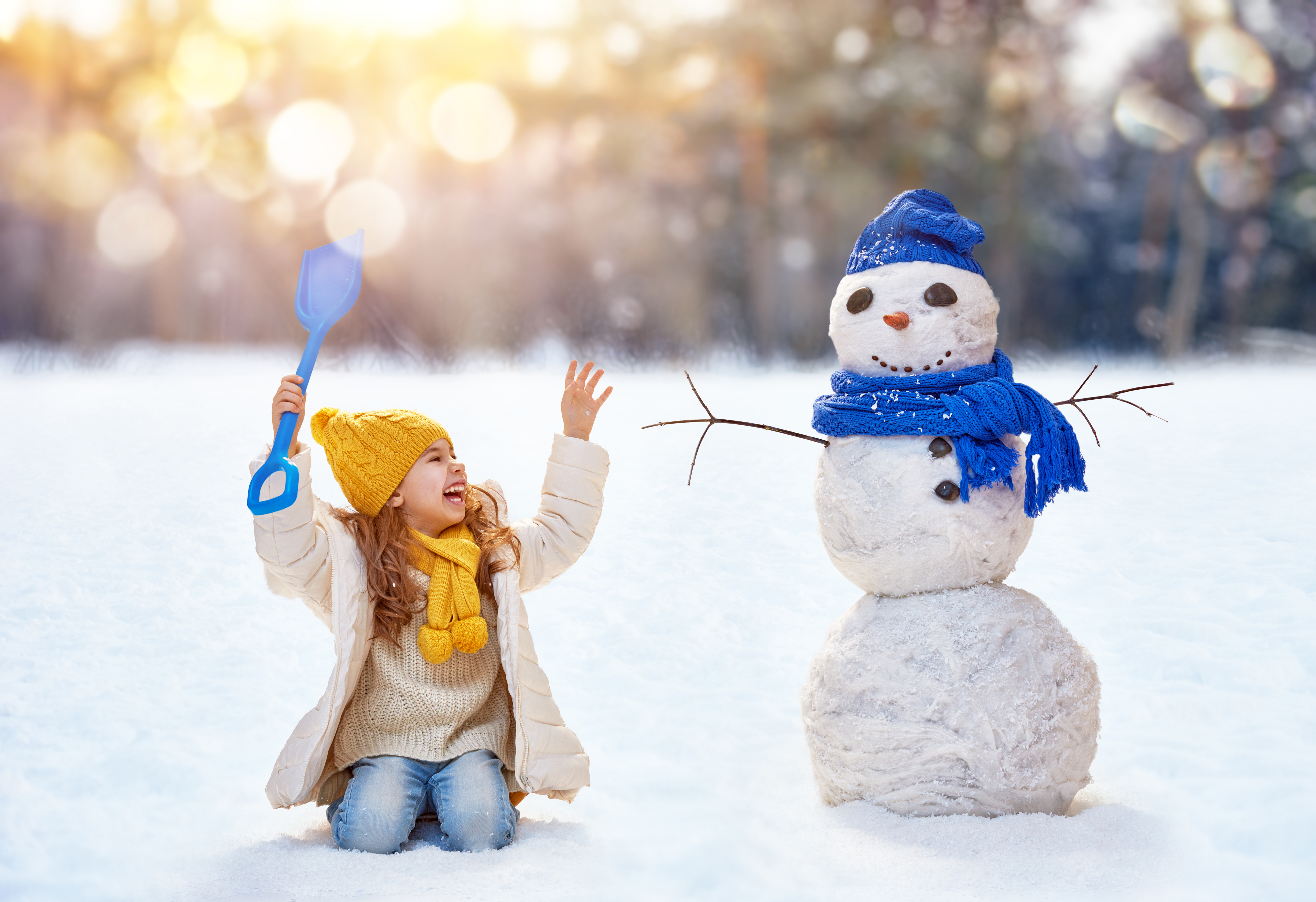 Со снежком. Снеговик девочка. Зимние радости. Зима для детей. Лепка снеговика.