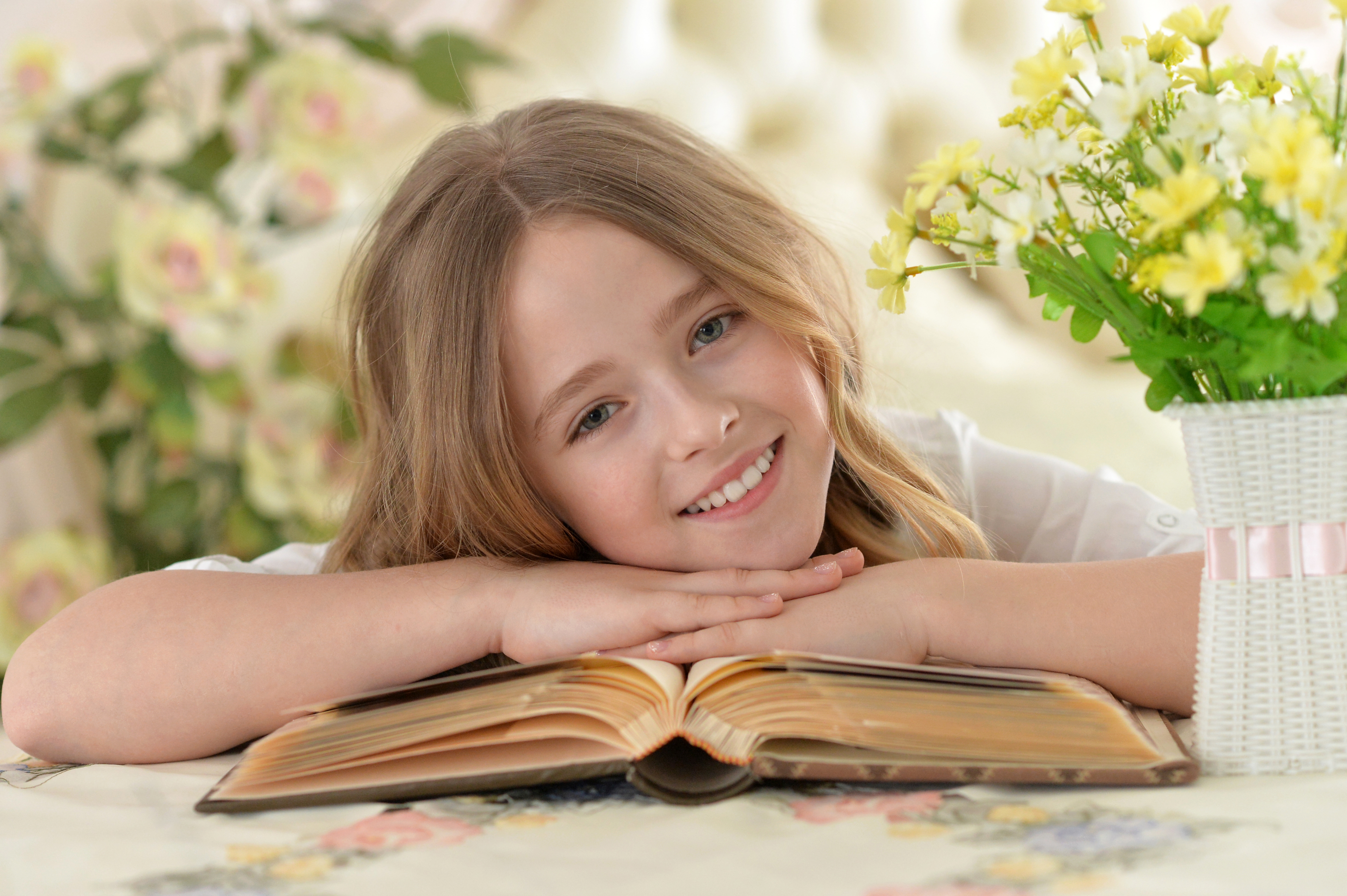 Настроение читать книгу. Книга для девочек. Дети за чтением. Девочка с книжкой. Маленькая девочка с книжкой.