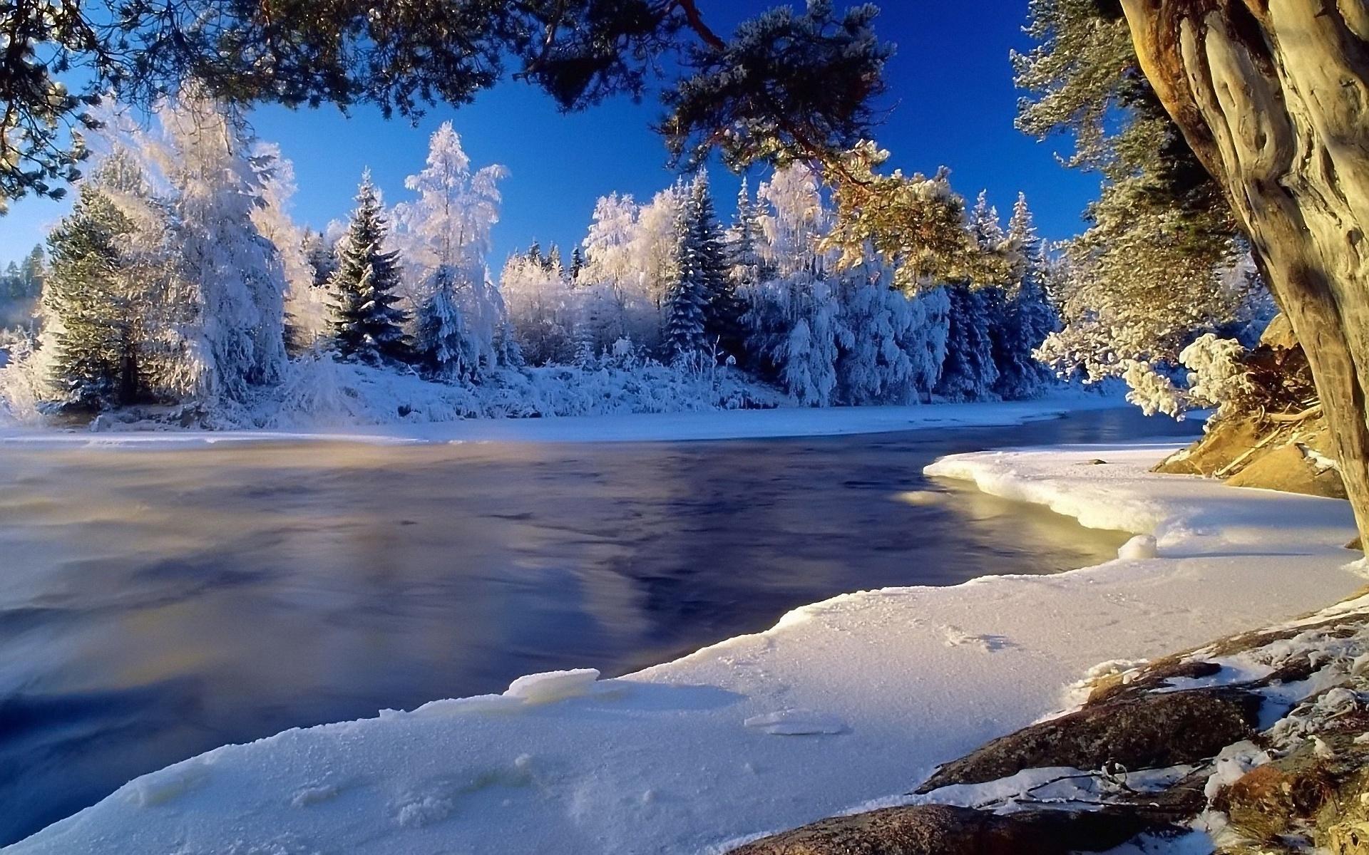 Белый снег и синяя река