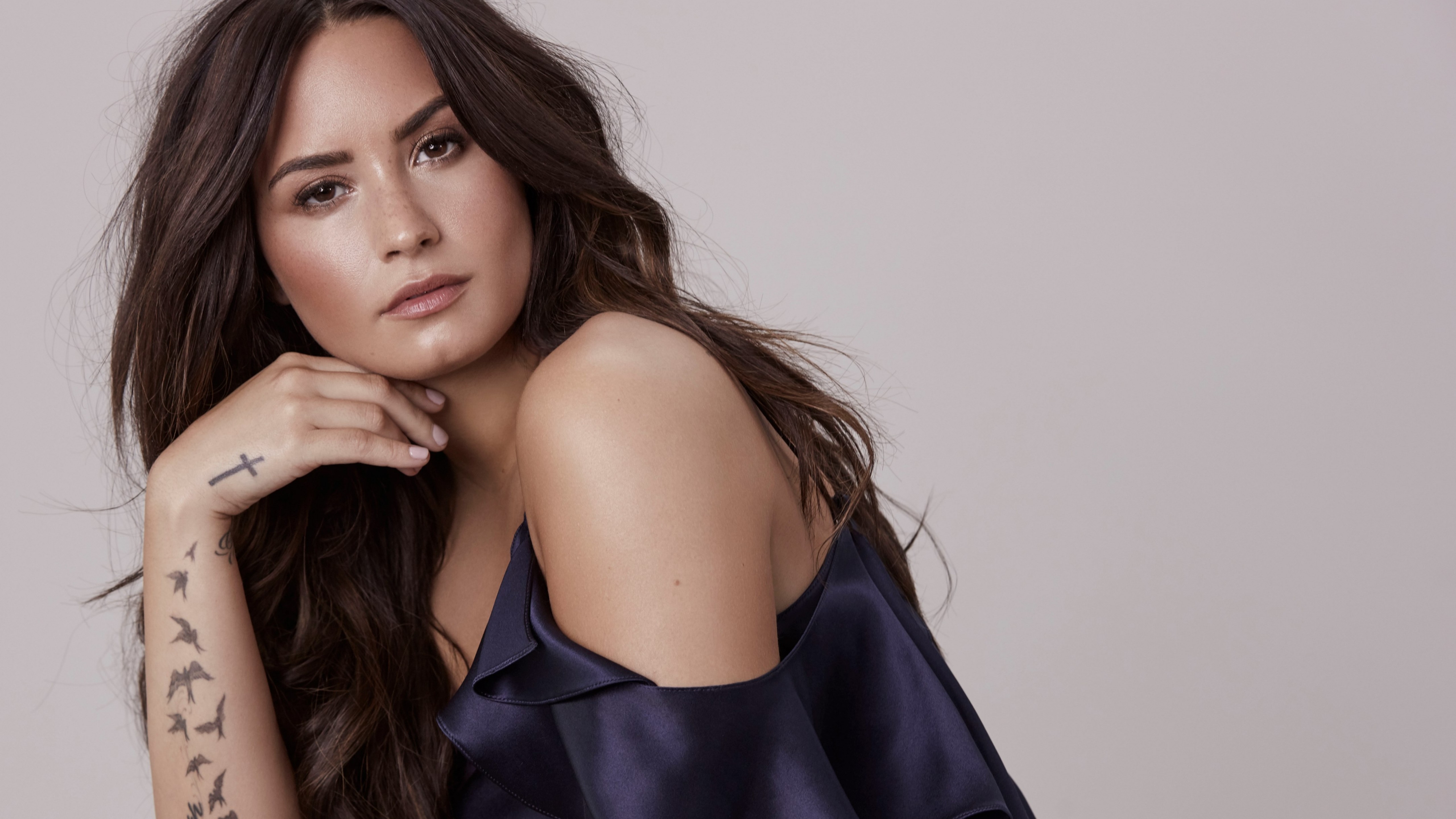 Песня тата. Деми Ловато. Demi Lovato фотосессии. Ловато актриса. Дми лова то на белом фоен.