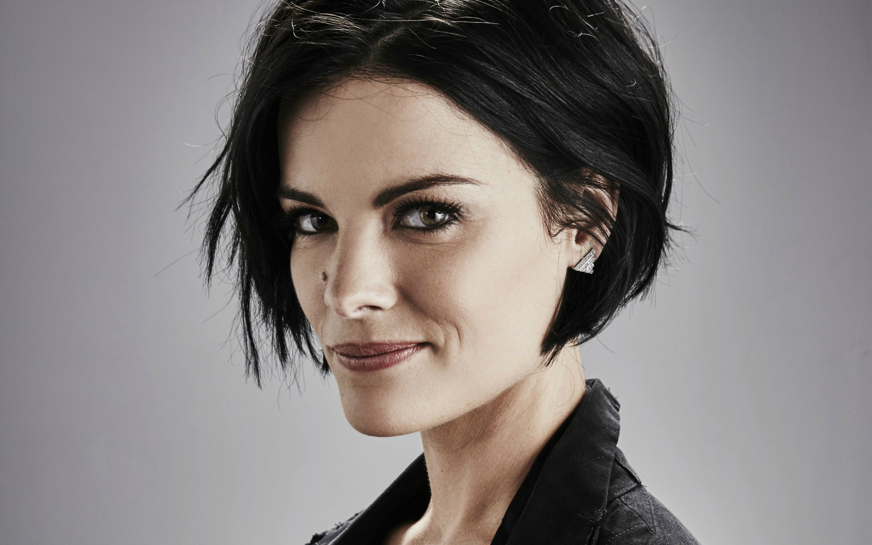 Короче актрисы. Джейми Александер. Jaimie Alexander актриса. Джейми Херрелл. Джейми Александр brunetka.