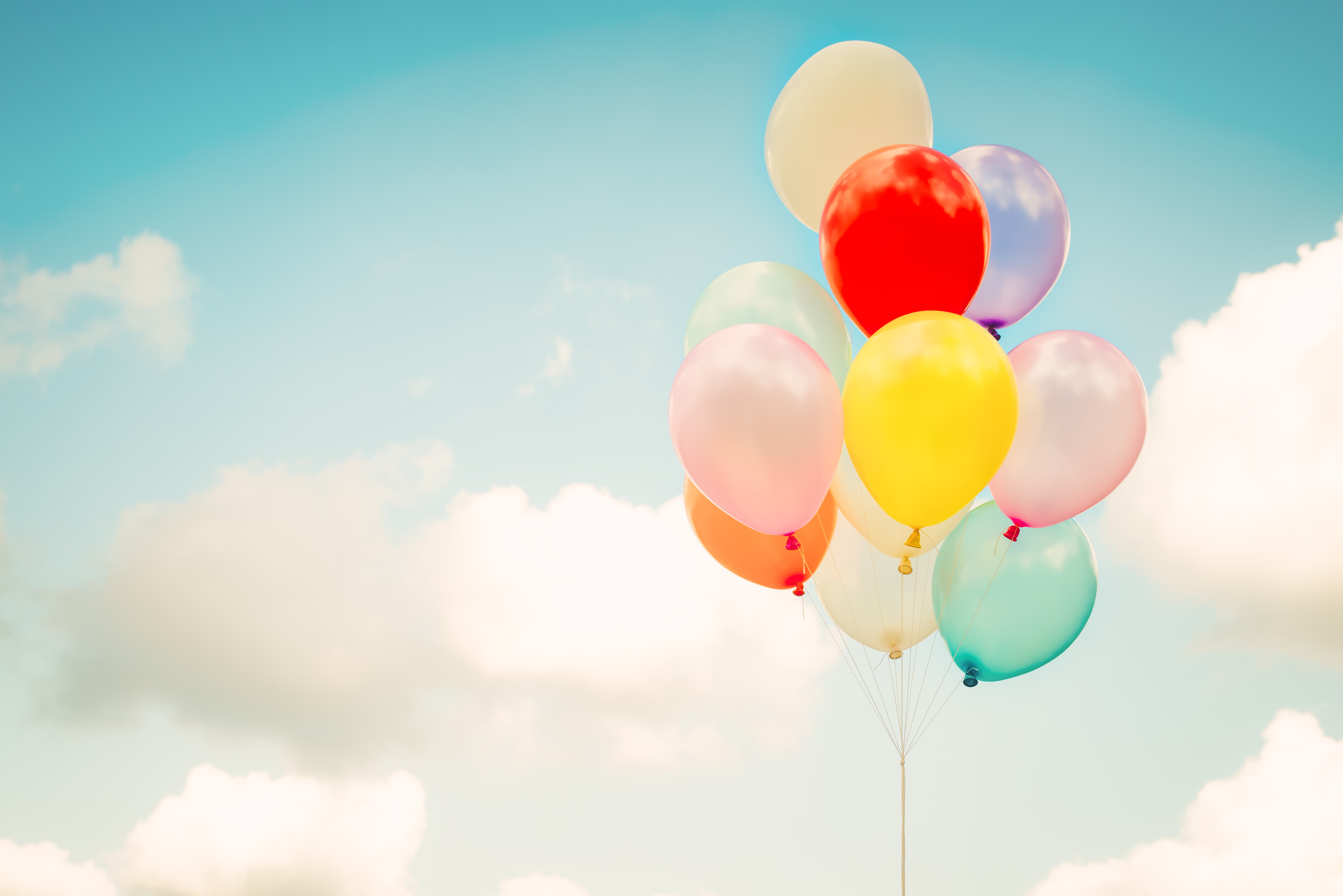 Красивые картинки с шариками. Воздушный шарик. Шары в небе. Разноцветные шарики воздушные. Фон с днем рождения.