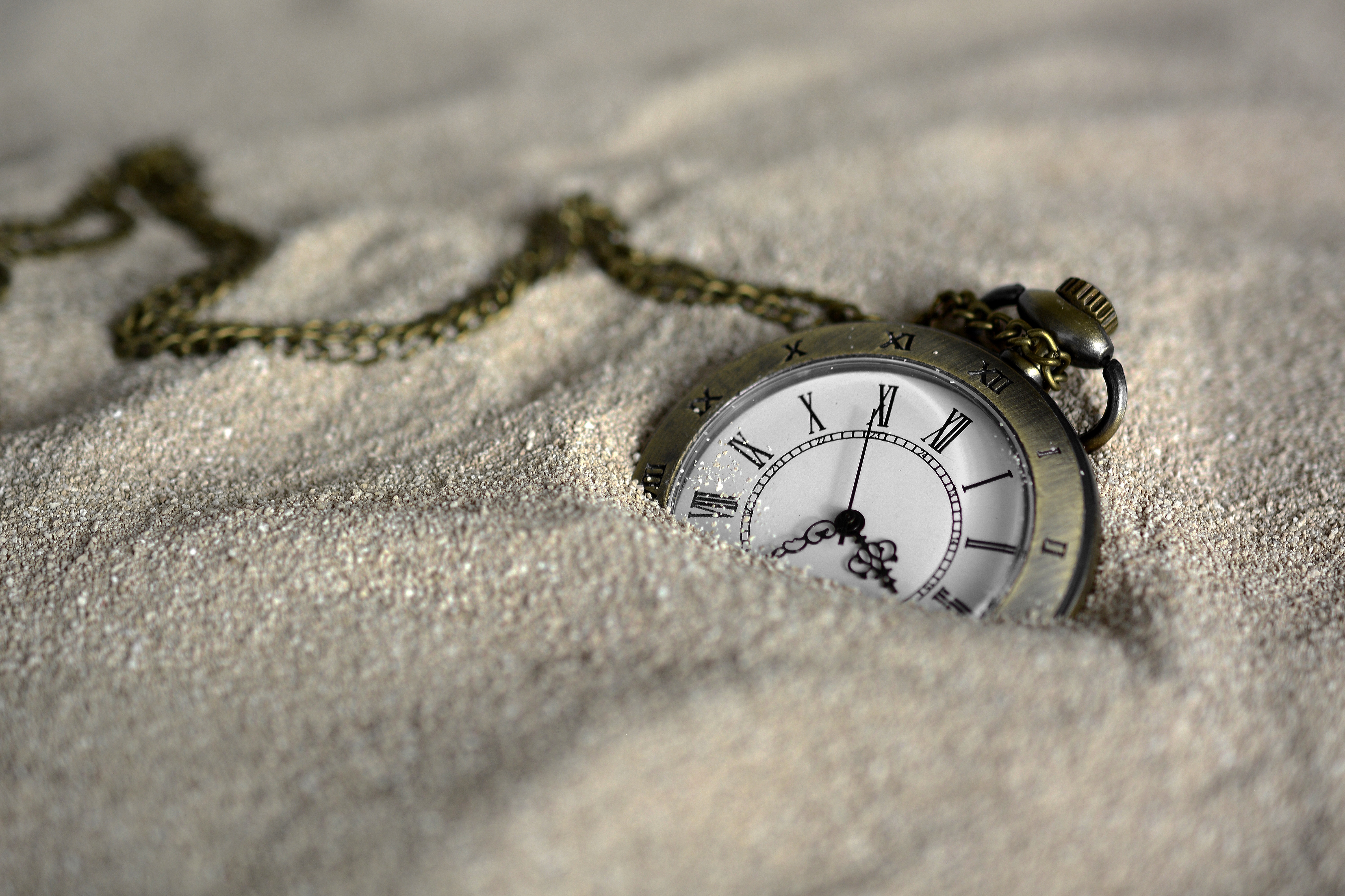 Timing. Часы. Карманные часы в песке. Часы вечности. Время фото.