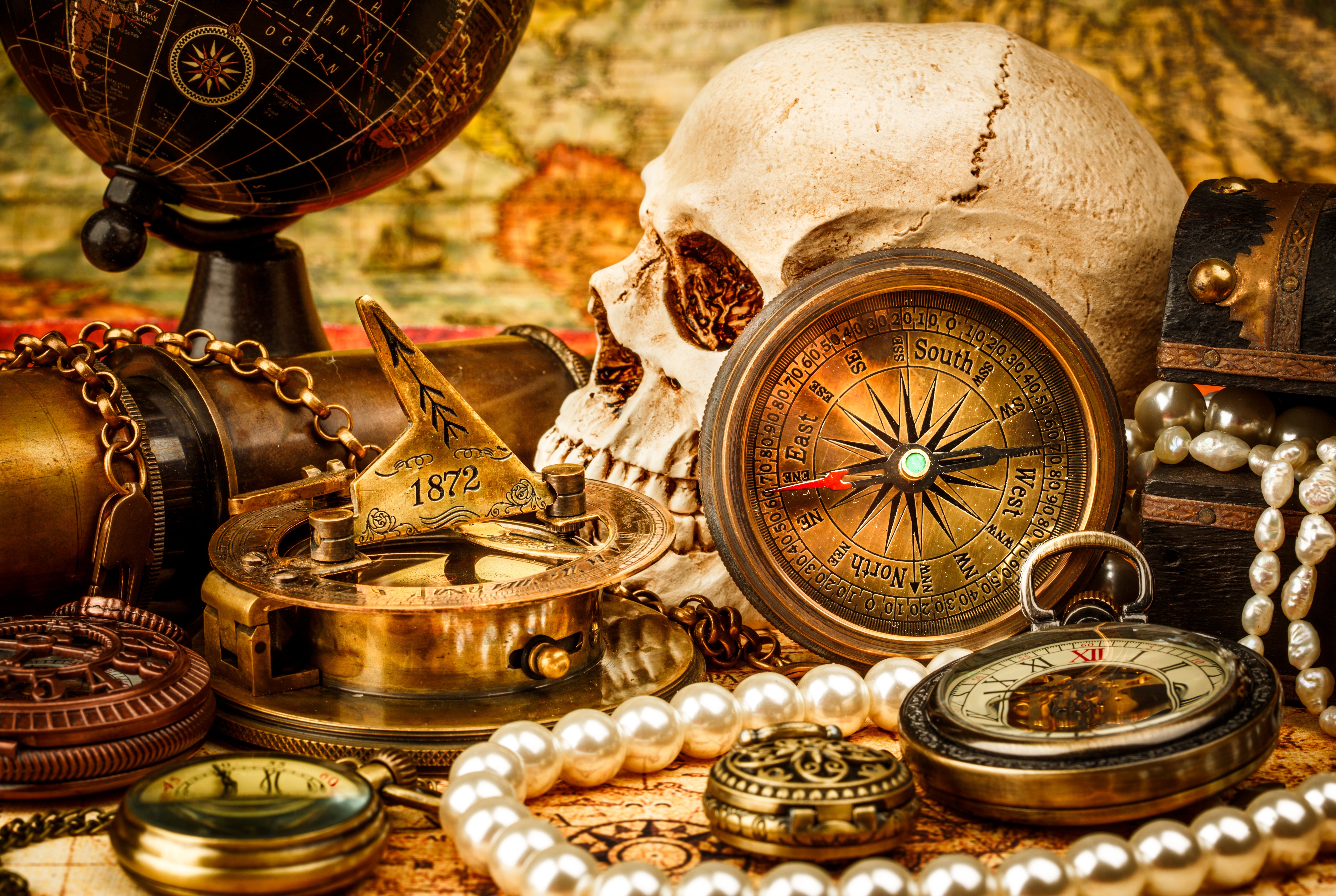 Сокровища музыкальной карты. Старинные часы. Старинный компас. Пиратские сокровища. Натюрморт с часами.