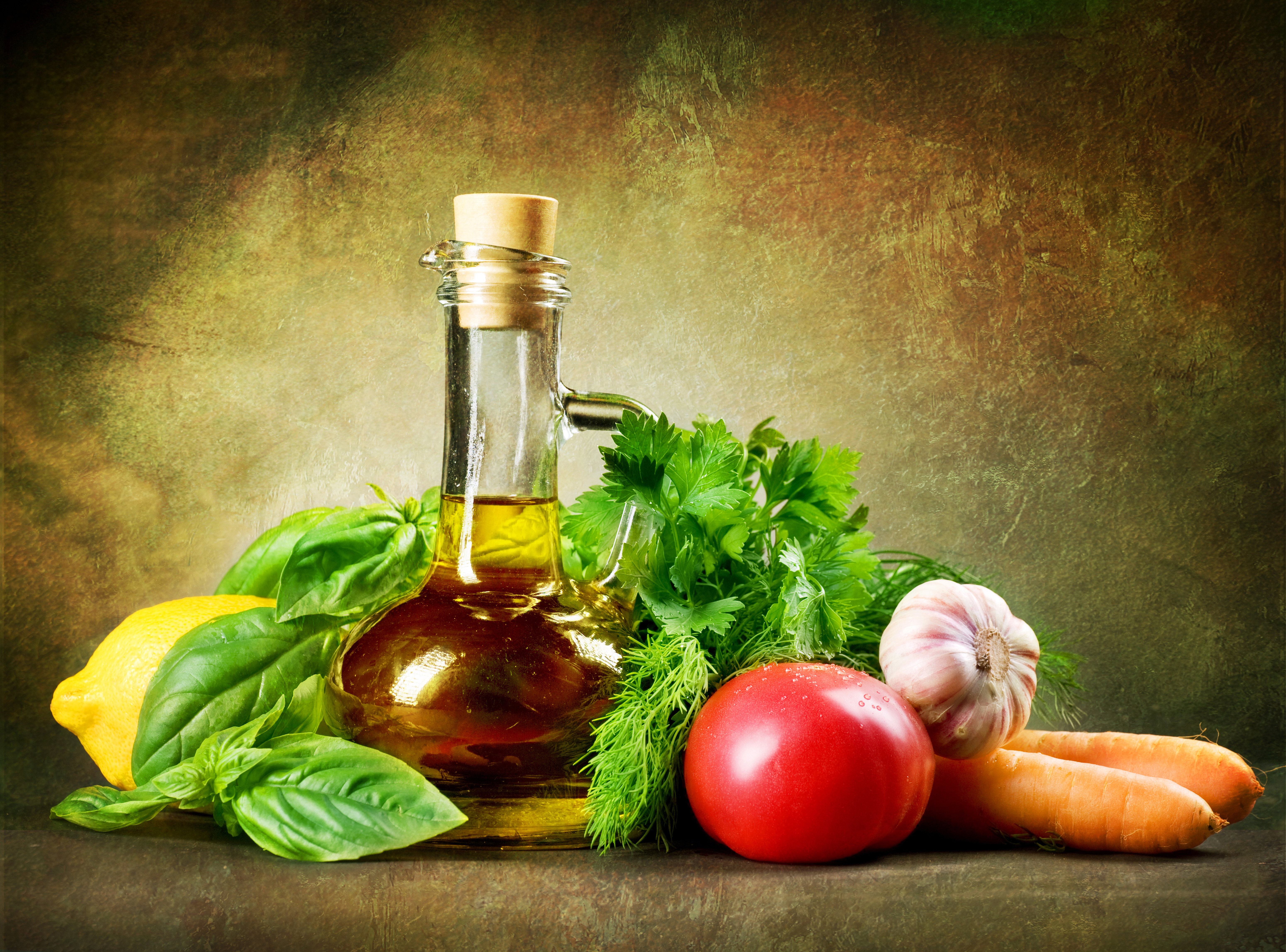 Оливковое масло с овощами. Натюрморт с оливковым маслом. Овощное масло. Бутылка оливкового масла. Растительное масло.