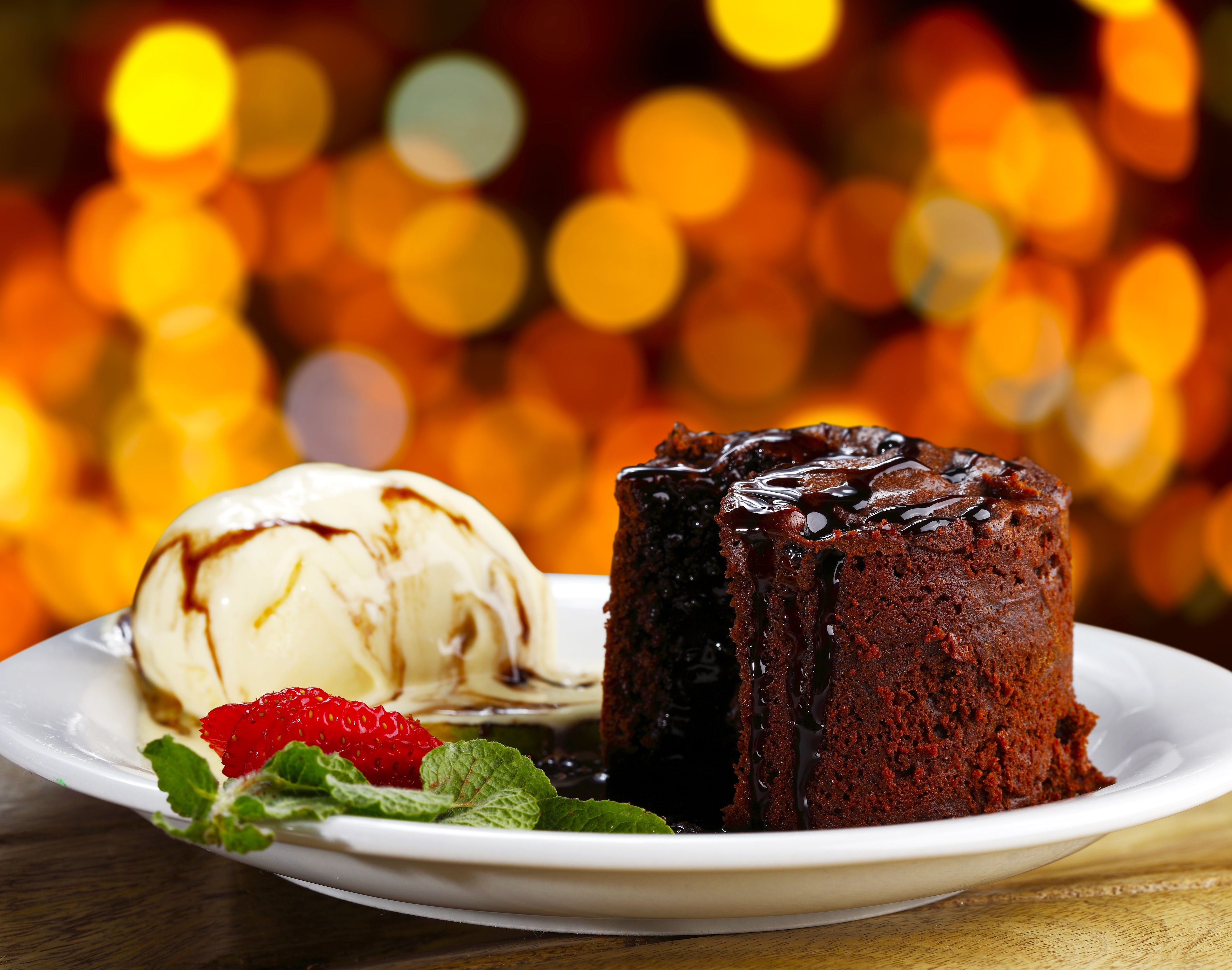 Сладости в духовке. Мороженое шоколадный Брауни. Шоколадное пирожное. Пирожное с шоколадом. Тортики пирожные.