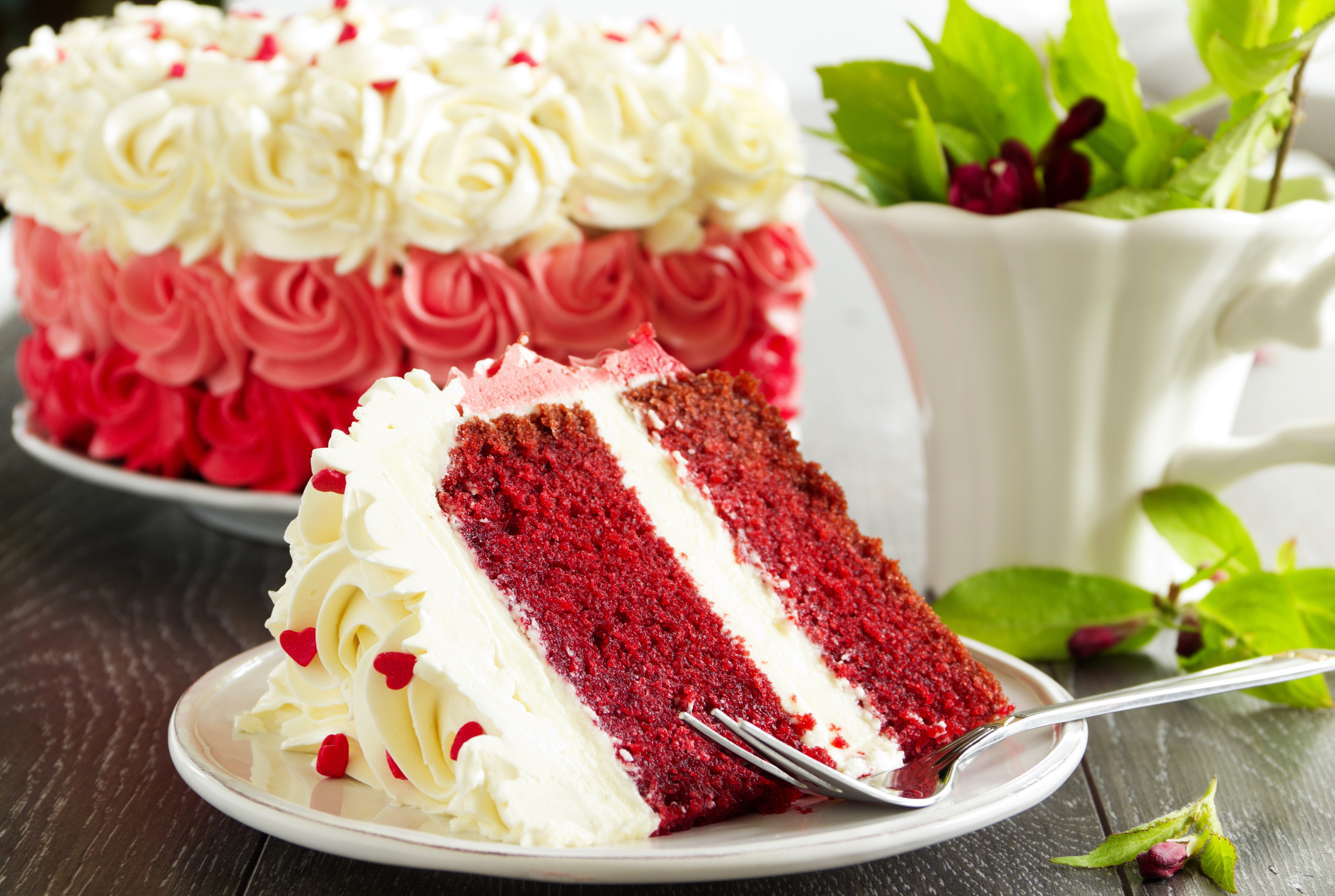 Обед торт. Торт «ред вельвет». Торт красный бархат. Красный бархатный торт. Торт красный бархат с розами.