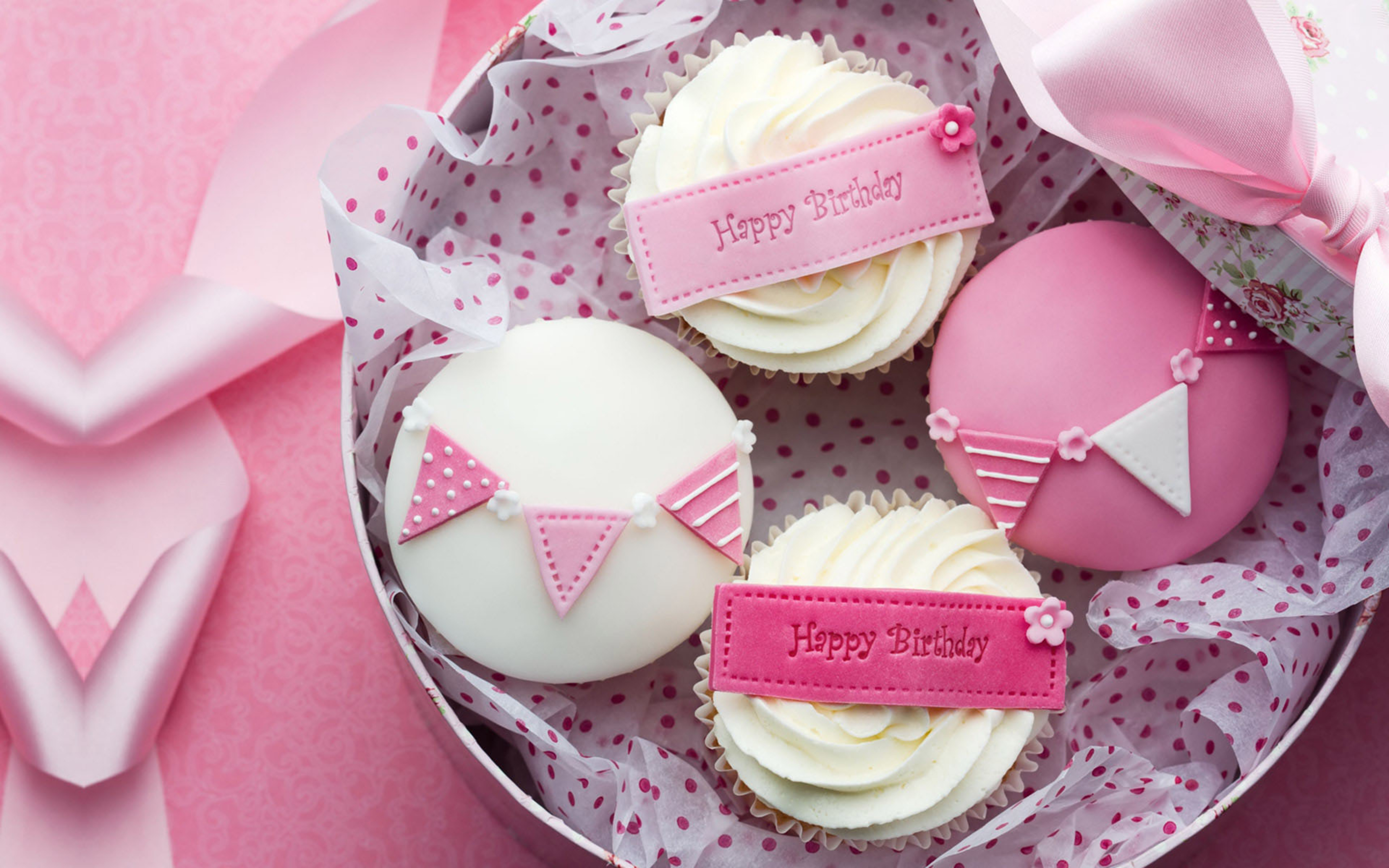 Розовая открытка с днем рождения. Сладости на день рождения. Капкейки. С днём рождения стильные картинки. С днем рождения сладкое.