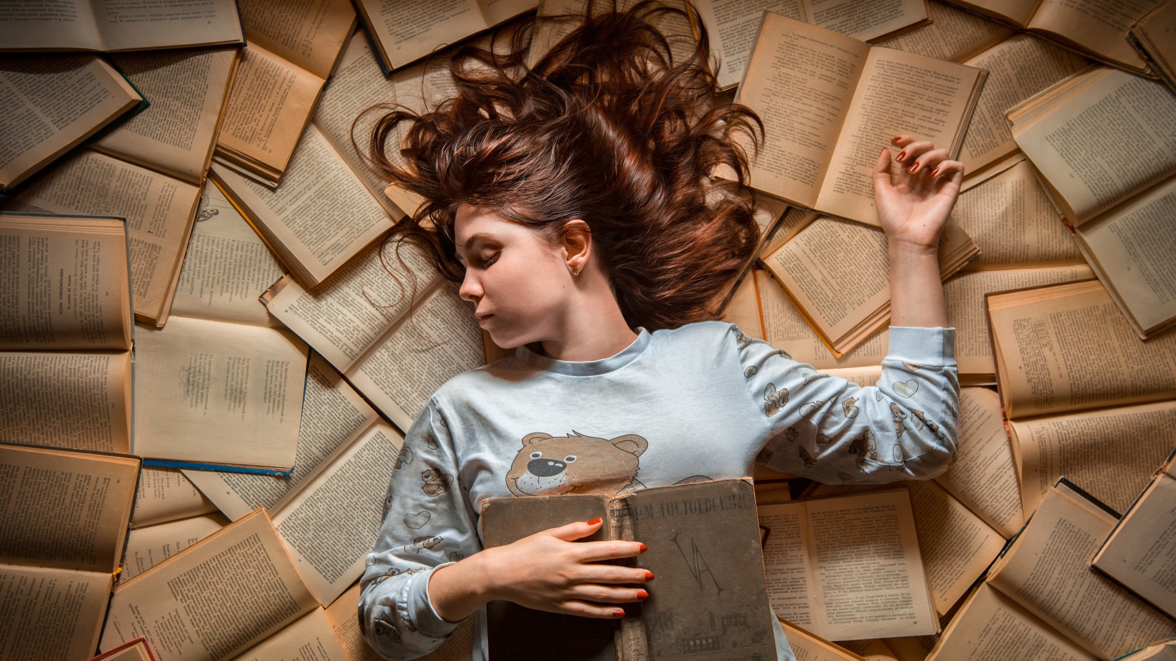 Интересное для чтения женщине. Девушка с книгой. Фотосессия с книгой. Фотосессия на фоне книг. Творческая фотосессия.