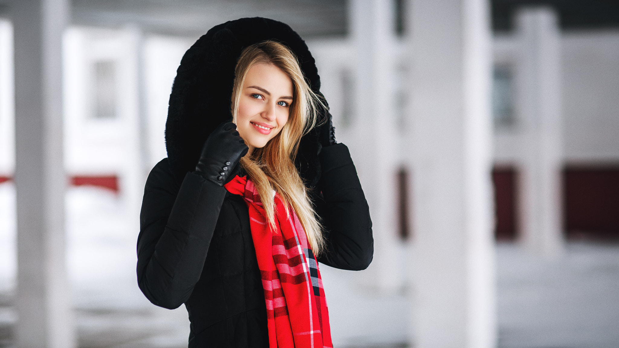 Девушка в красной куртке зимой
