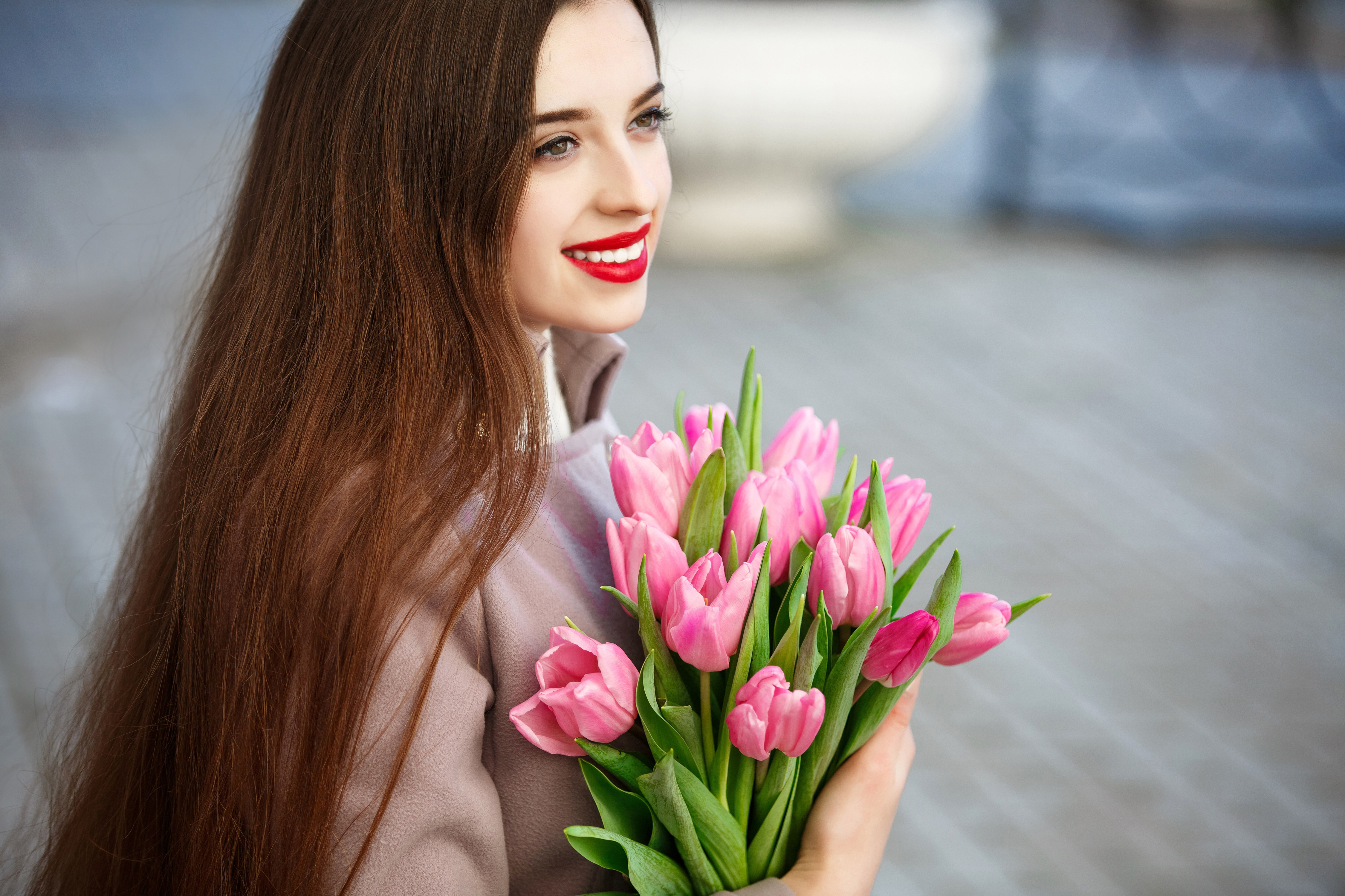 Сколько дарят цветов тюльпанов. Букет "девушке". Девушка с тюльпанами. Девушка с цветами. Девушка с букетом тюльпанов.