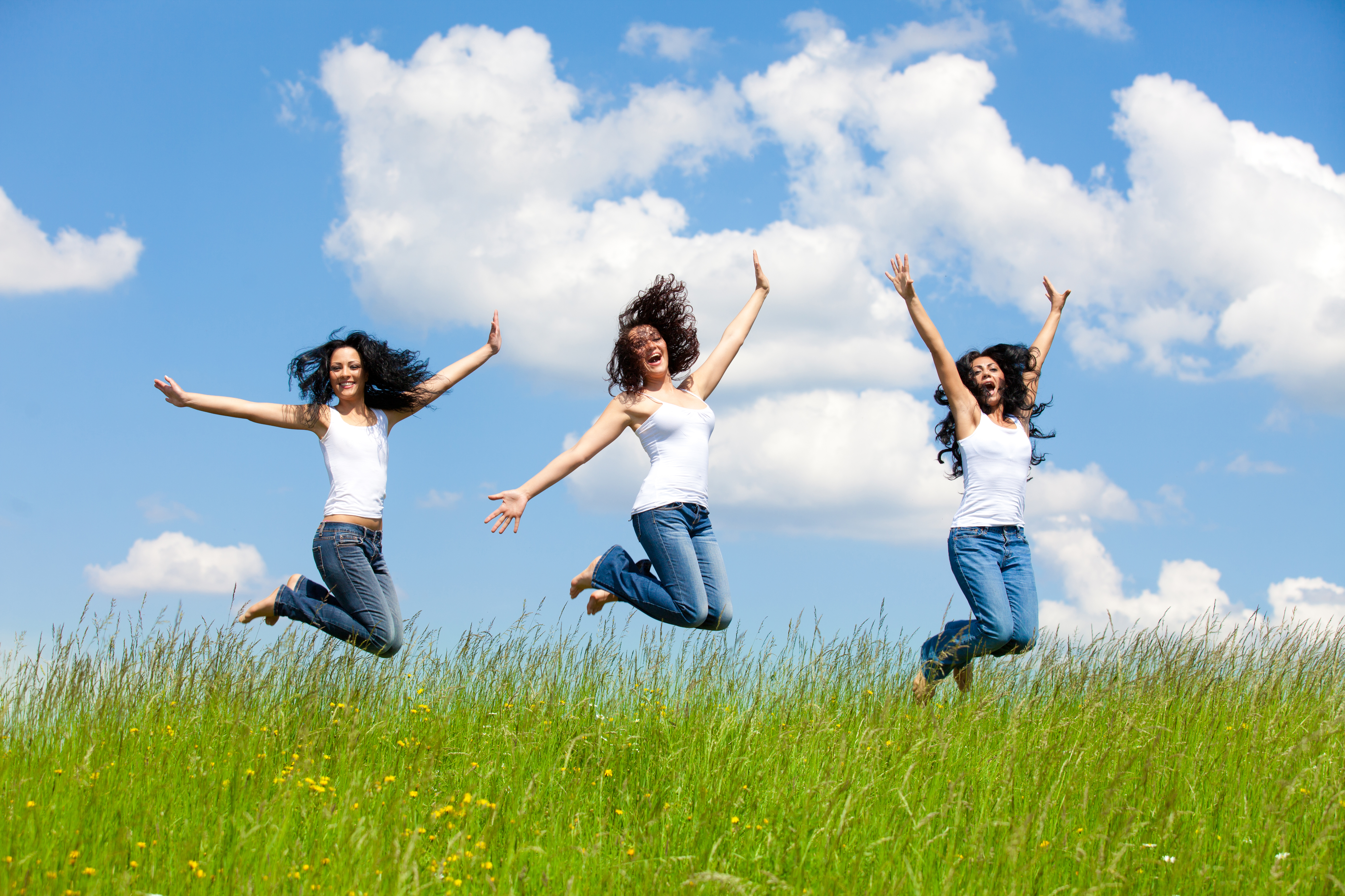Graphic photo. Радость. Радости и счастья. Девушка в прыжке. Счастливые люди на природе.