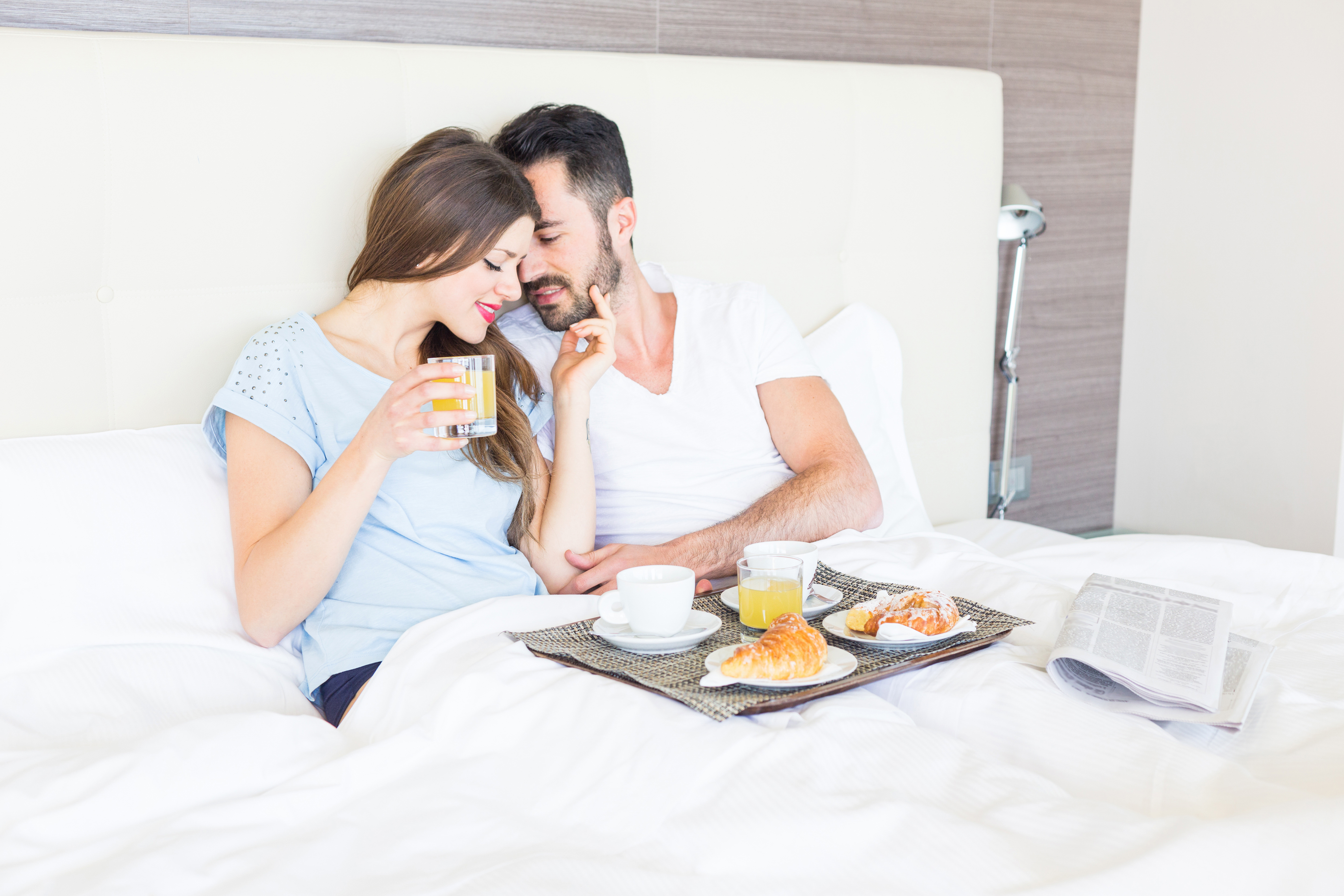 Муж и жена кайфуют. Завтрак в постель. Романтический завтрак в постель. Завтрак с любимым. Романтический завтрак влюбленных.