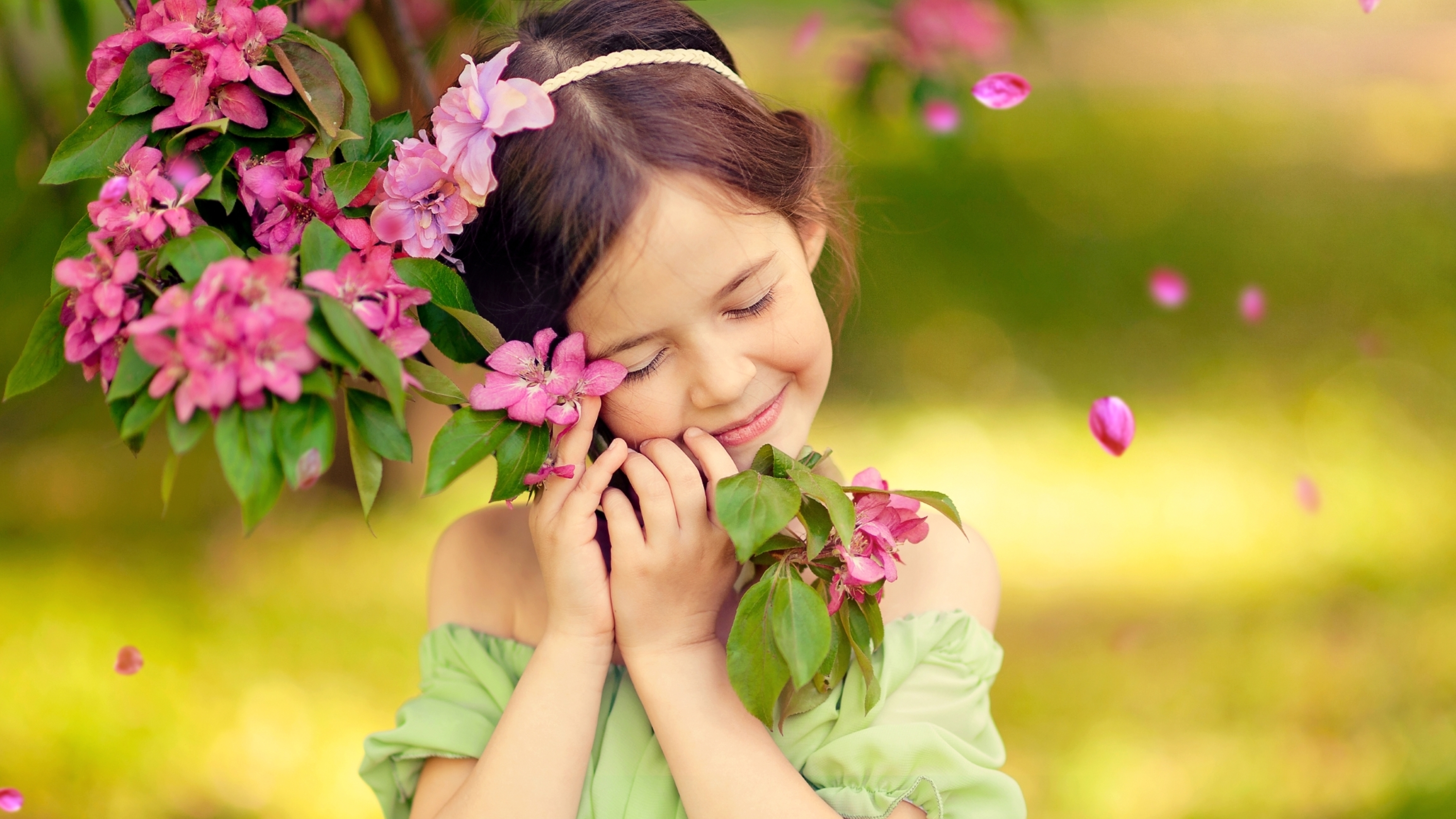 Ребенок с цветами
