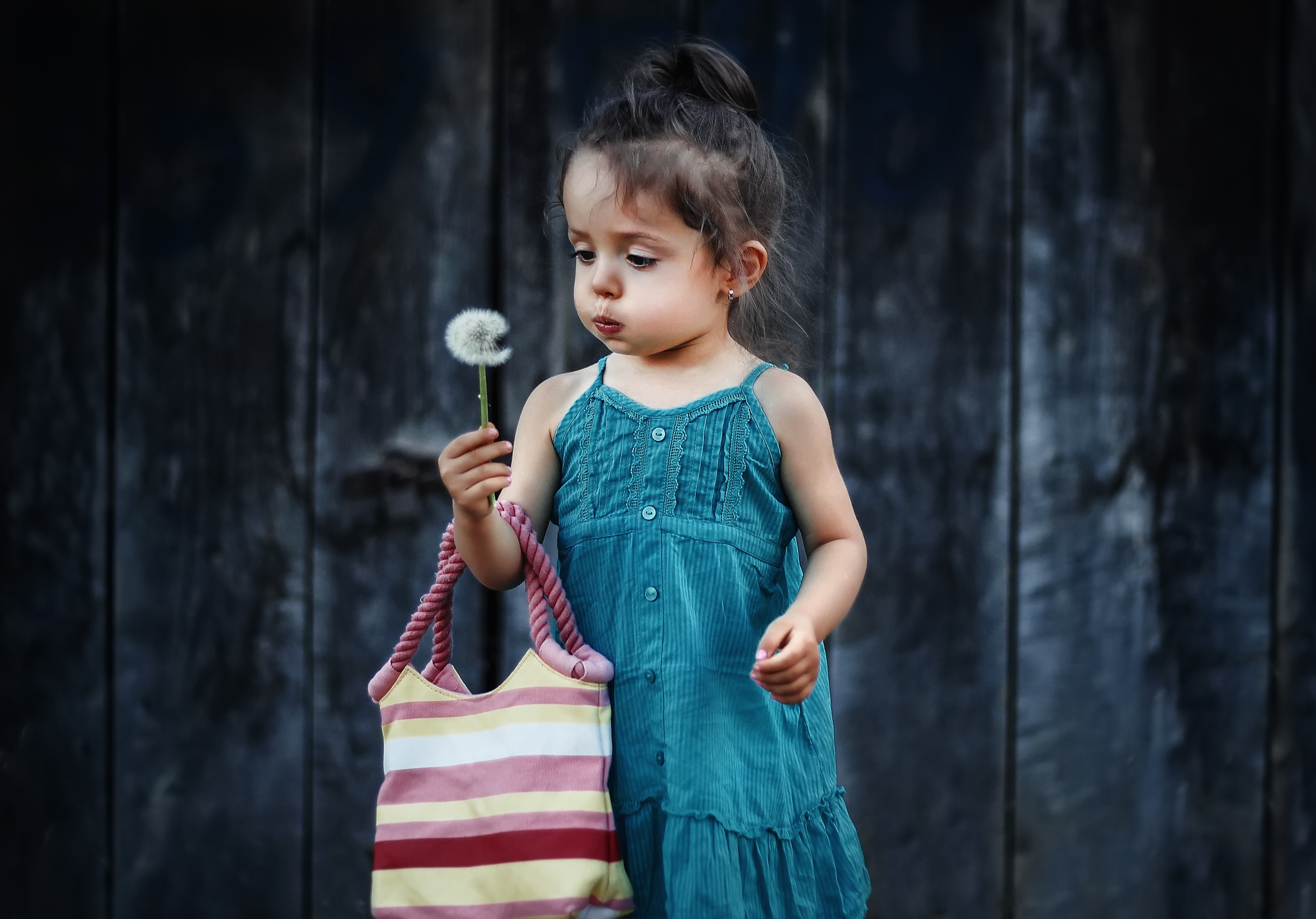 Маленькая девочка с сумкой