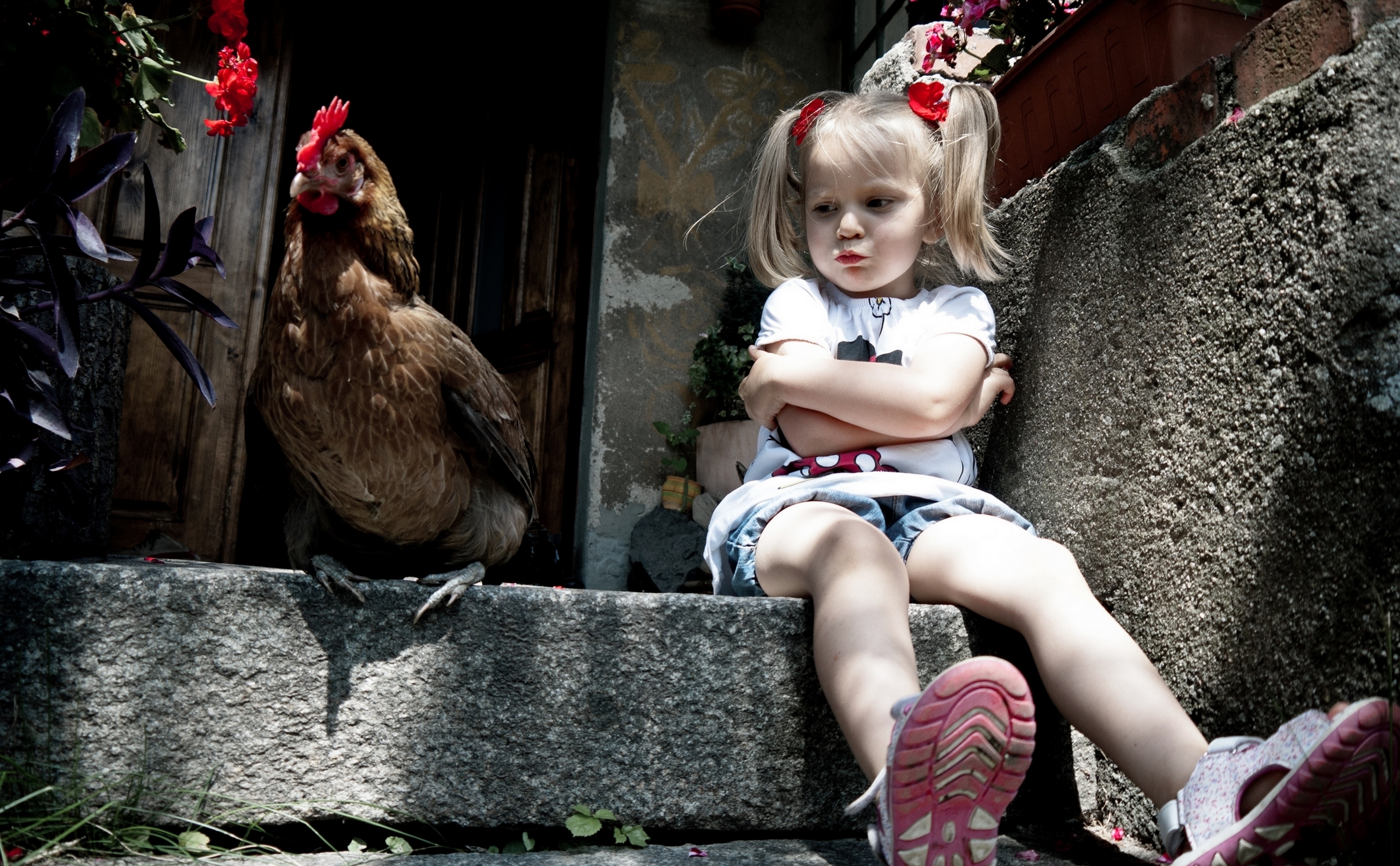 Девочка с курицей