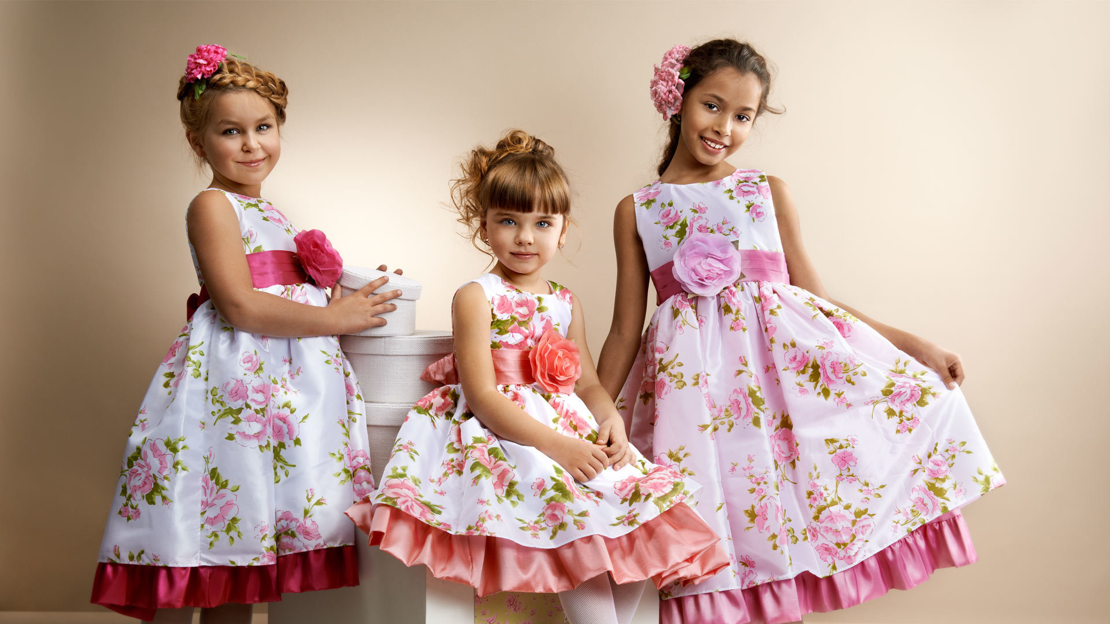 Дети девочки в платьях