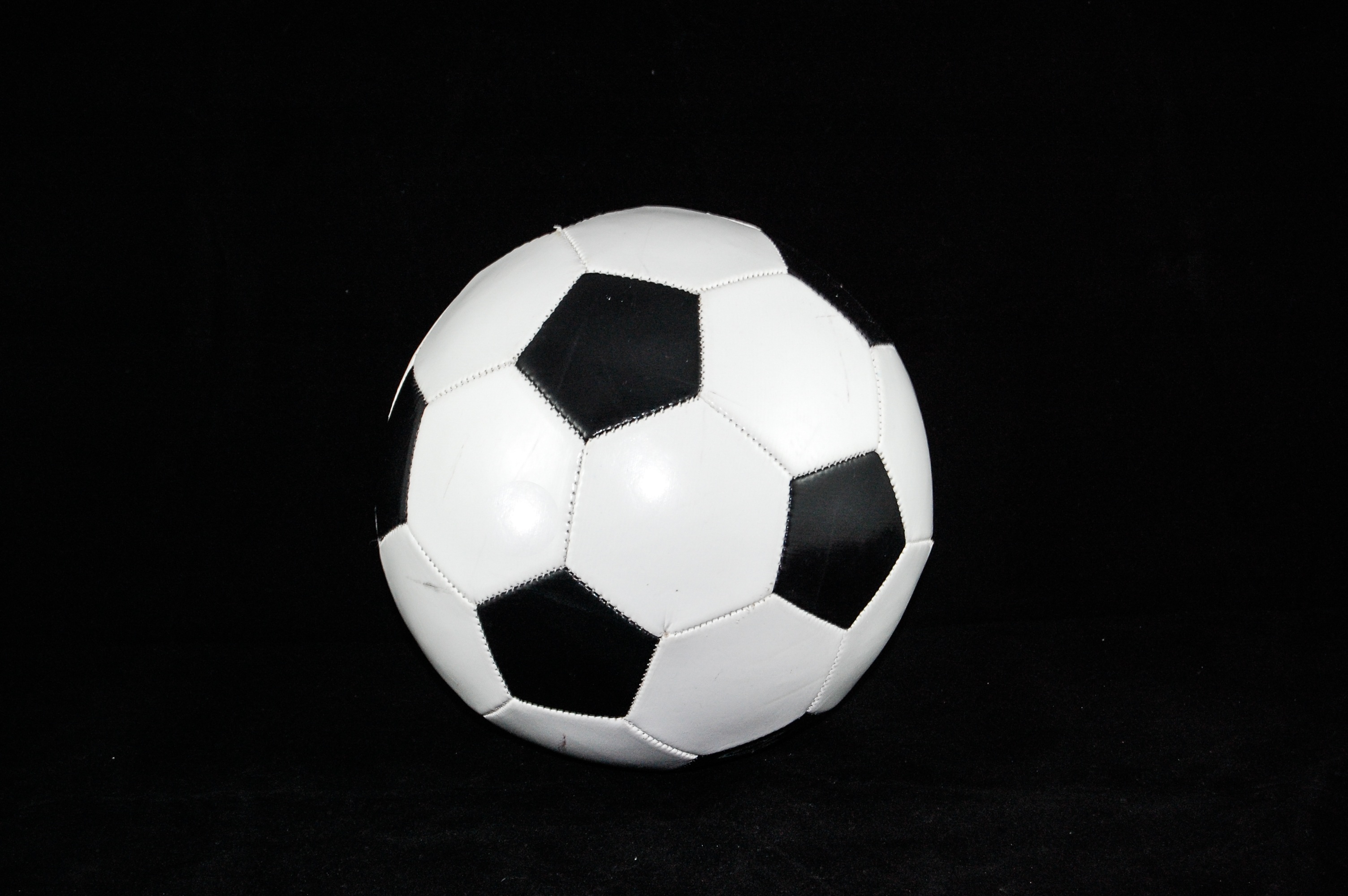 Футбольный мяч чёрно белый