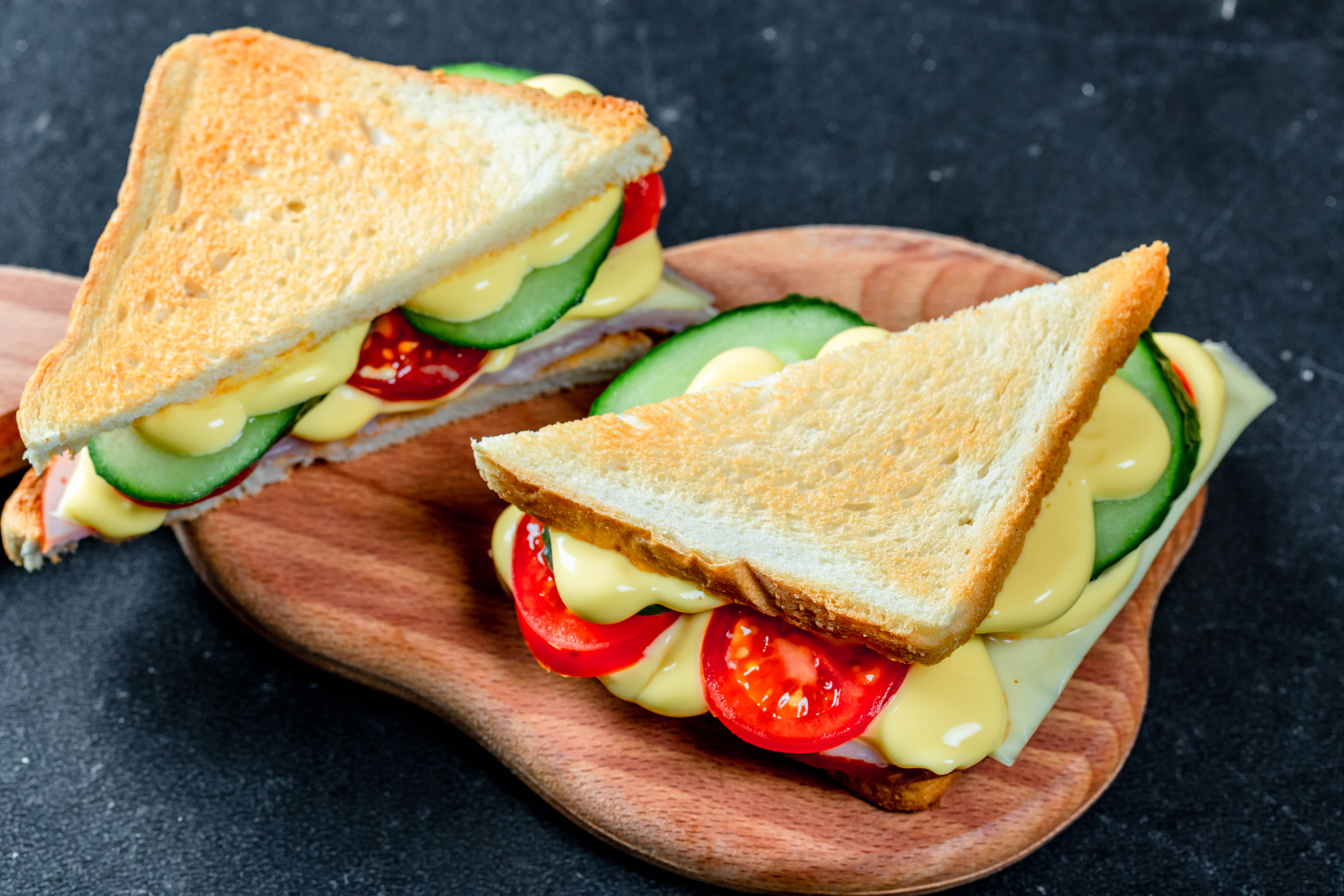 Сэндвичи играть. Летние бутерброды. Сэндвич бутерброд. Треугольные бутерброды. Сырный сэндвич.