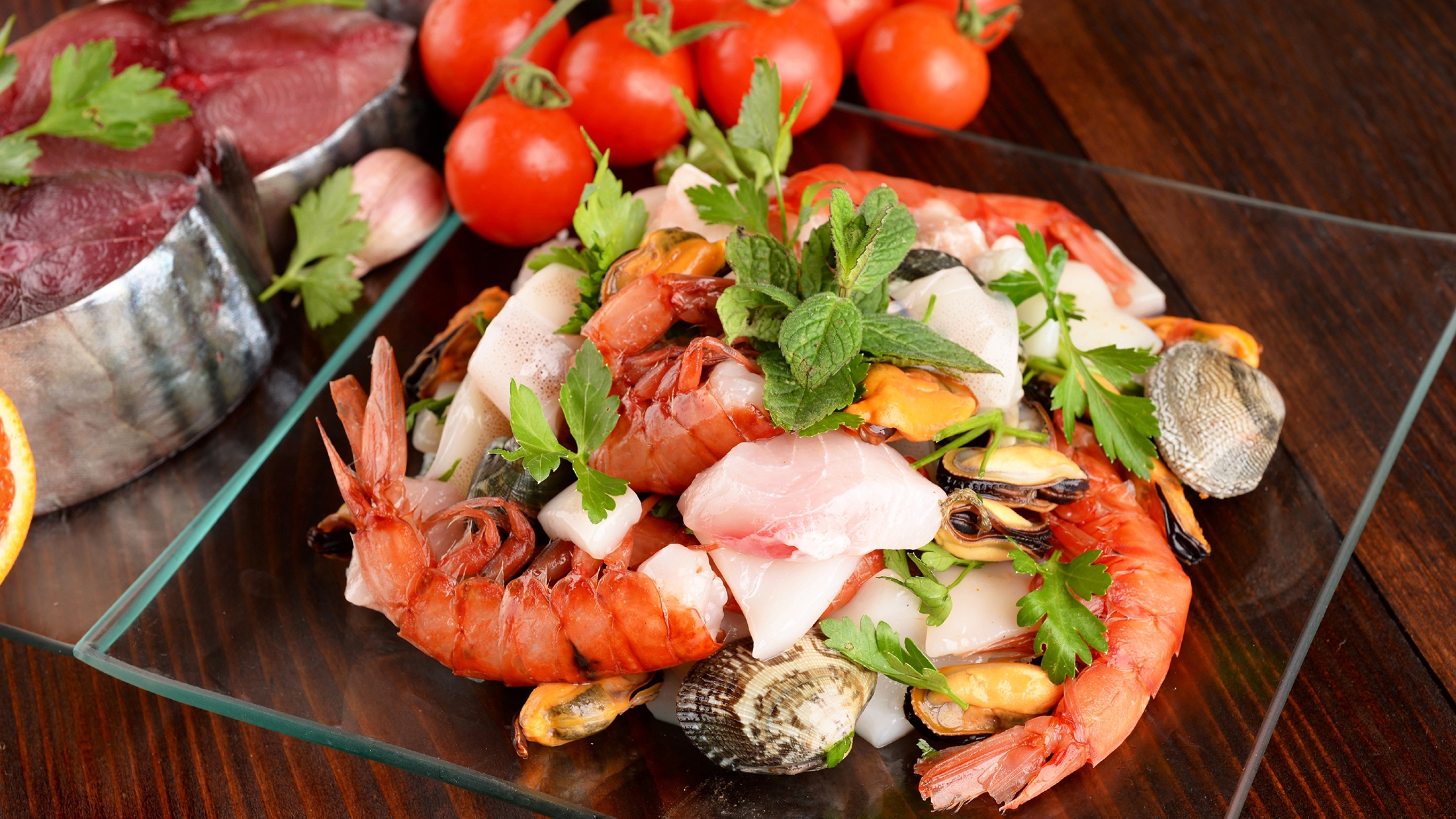 Блюдами из мяса рыбы овощей. Стол с морепродуктами. Тарелка с морепродуктами. Красивый стол с морепродуктами. Красивые блюда из морепродуктов.