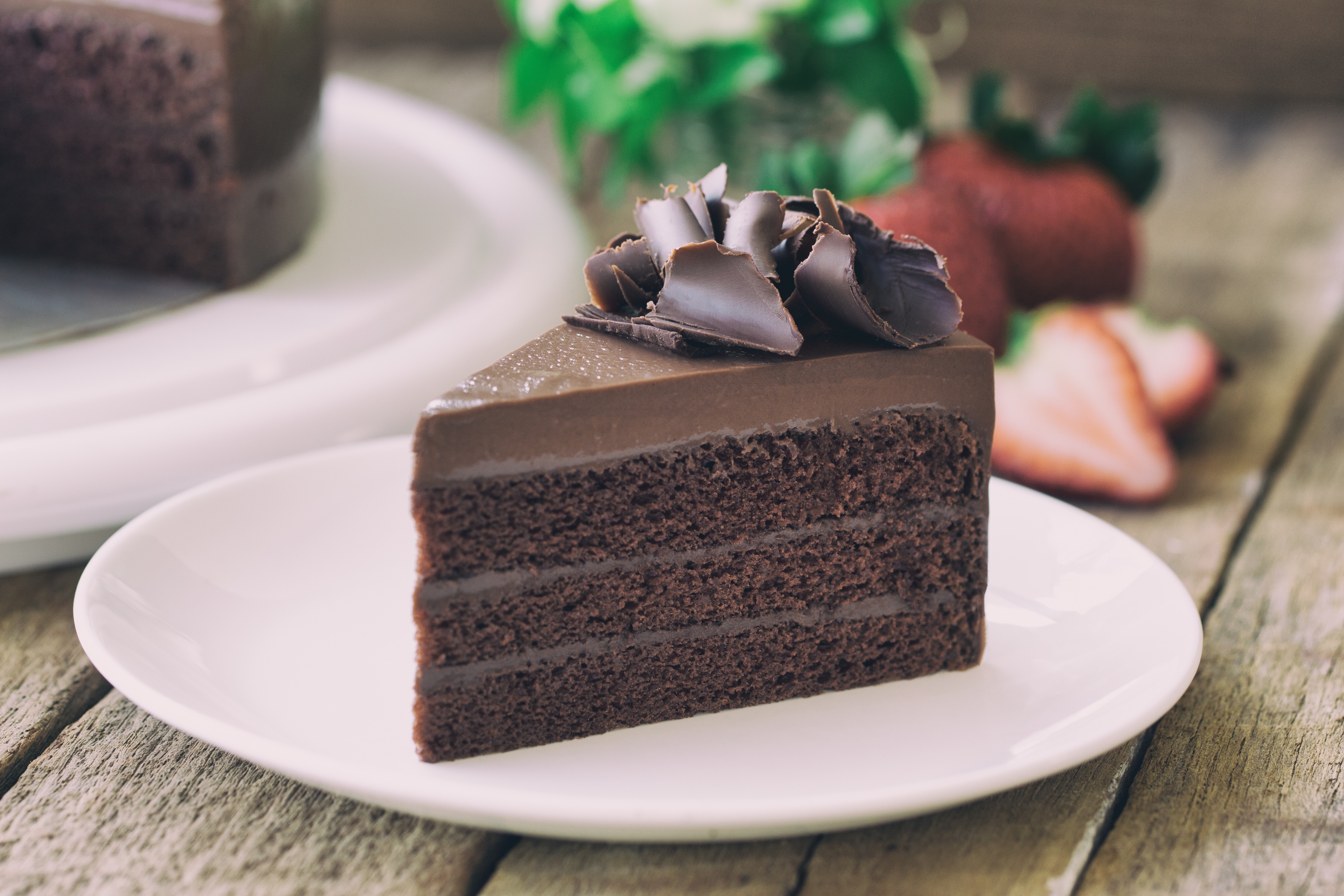 Пирожное 2 шоколада. Торт Прага Брауни. Кусок торта. Кусочек шоколадного торта. Квадратный шоколадный торт.