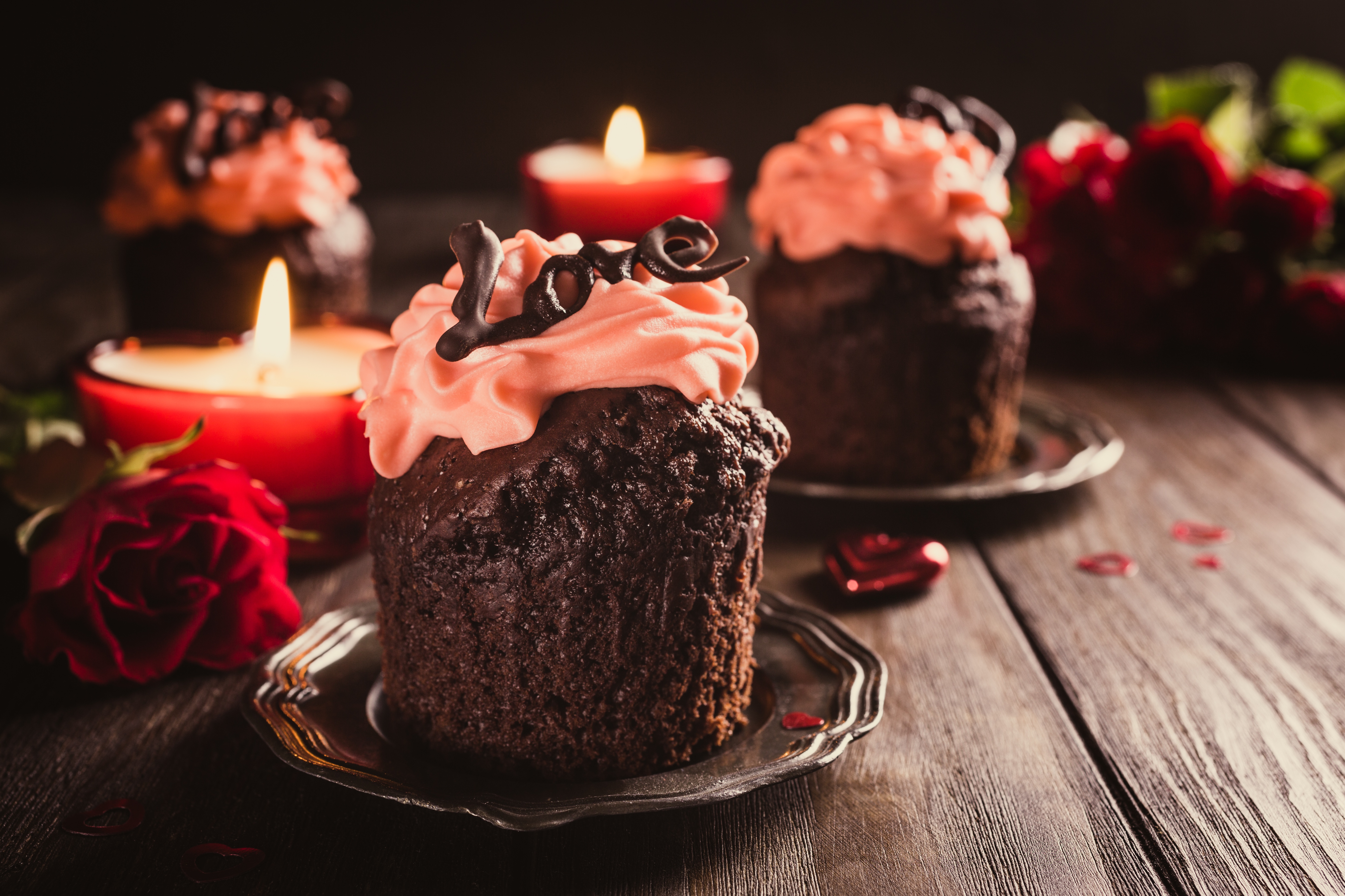 Шоколадный кекс со свечой