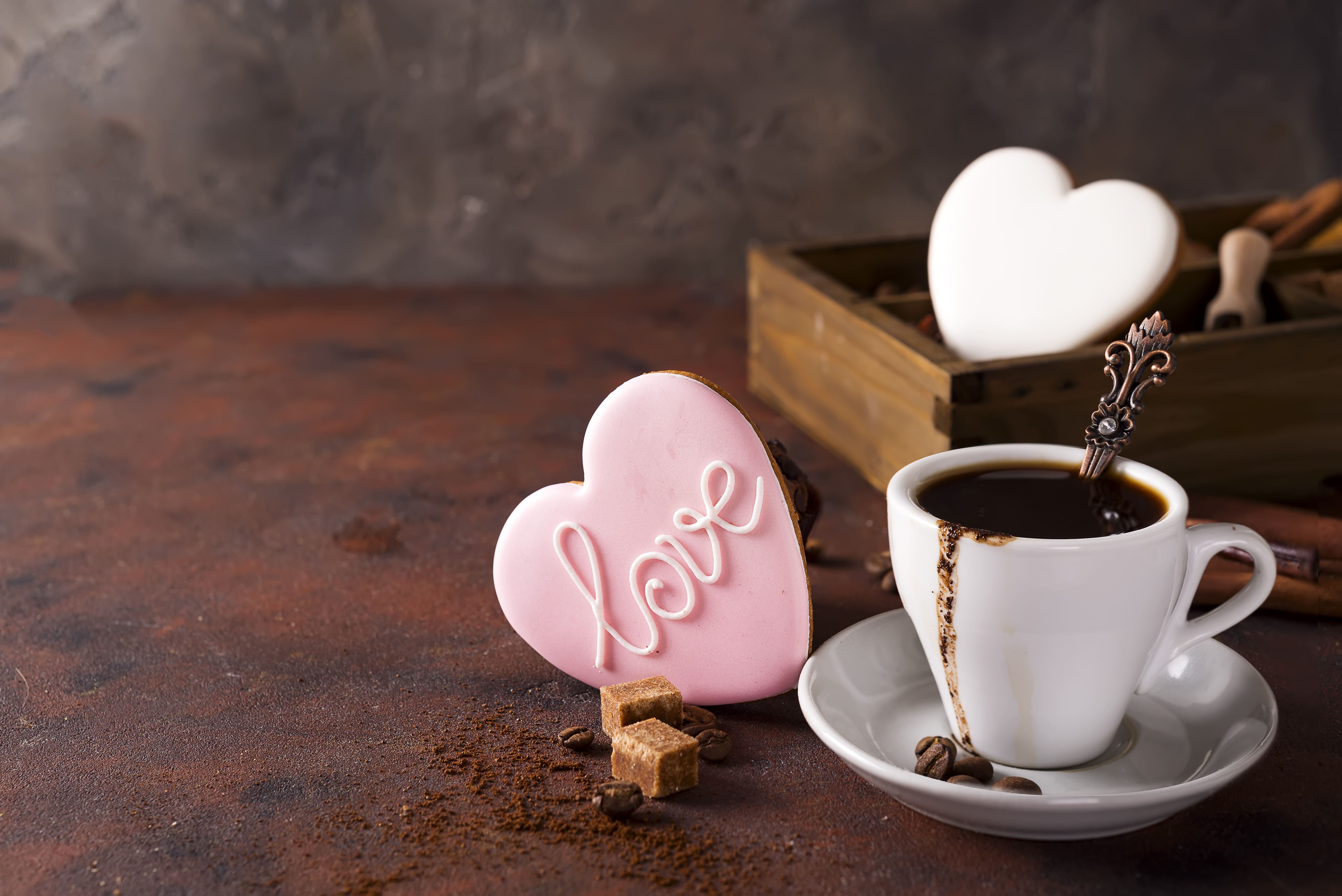 Кофе и печенье сердечками