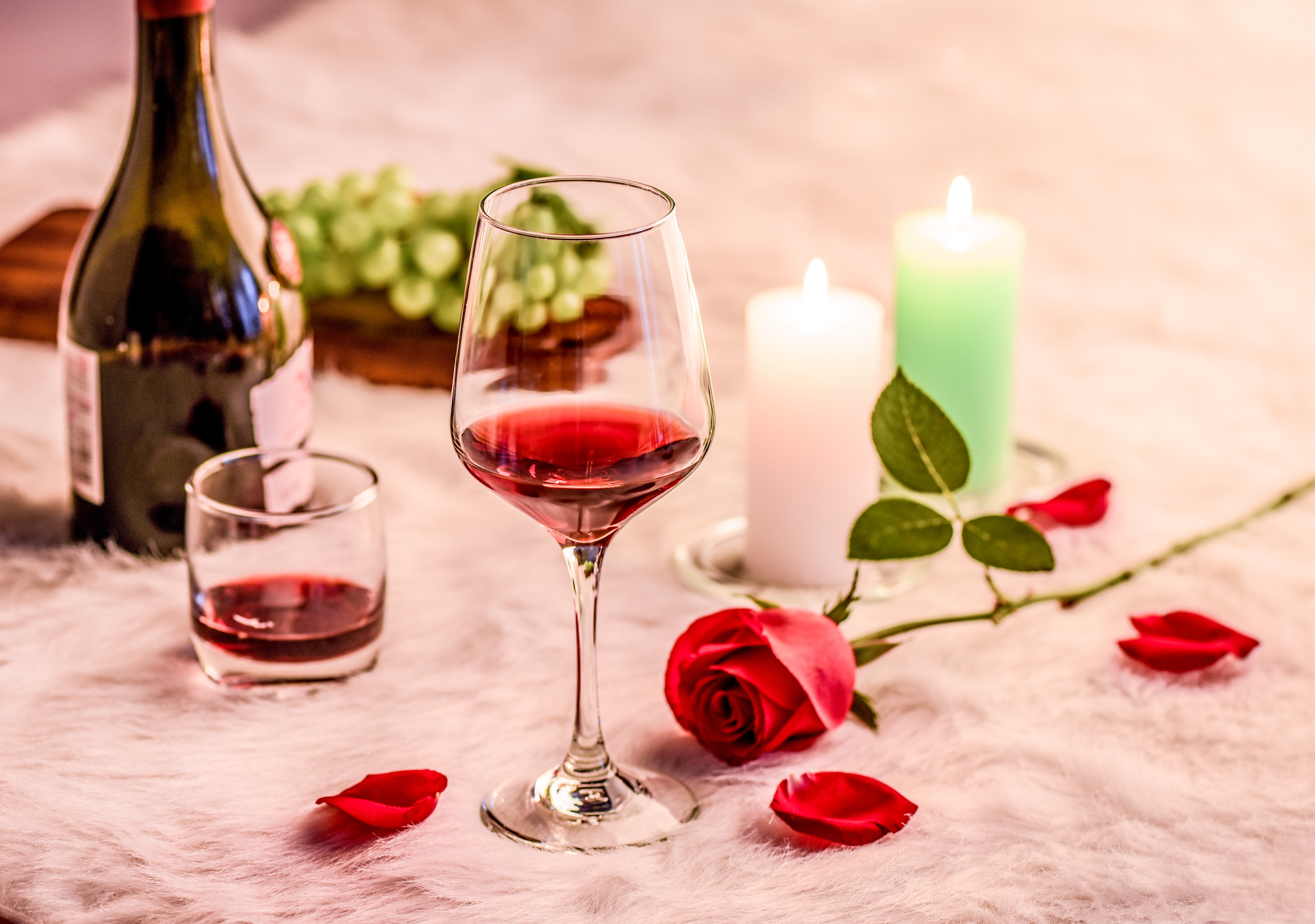 Красное и розовое вино на столе
