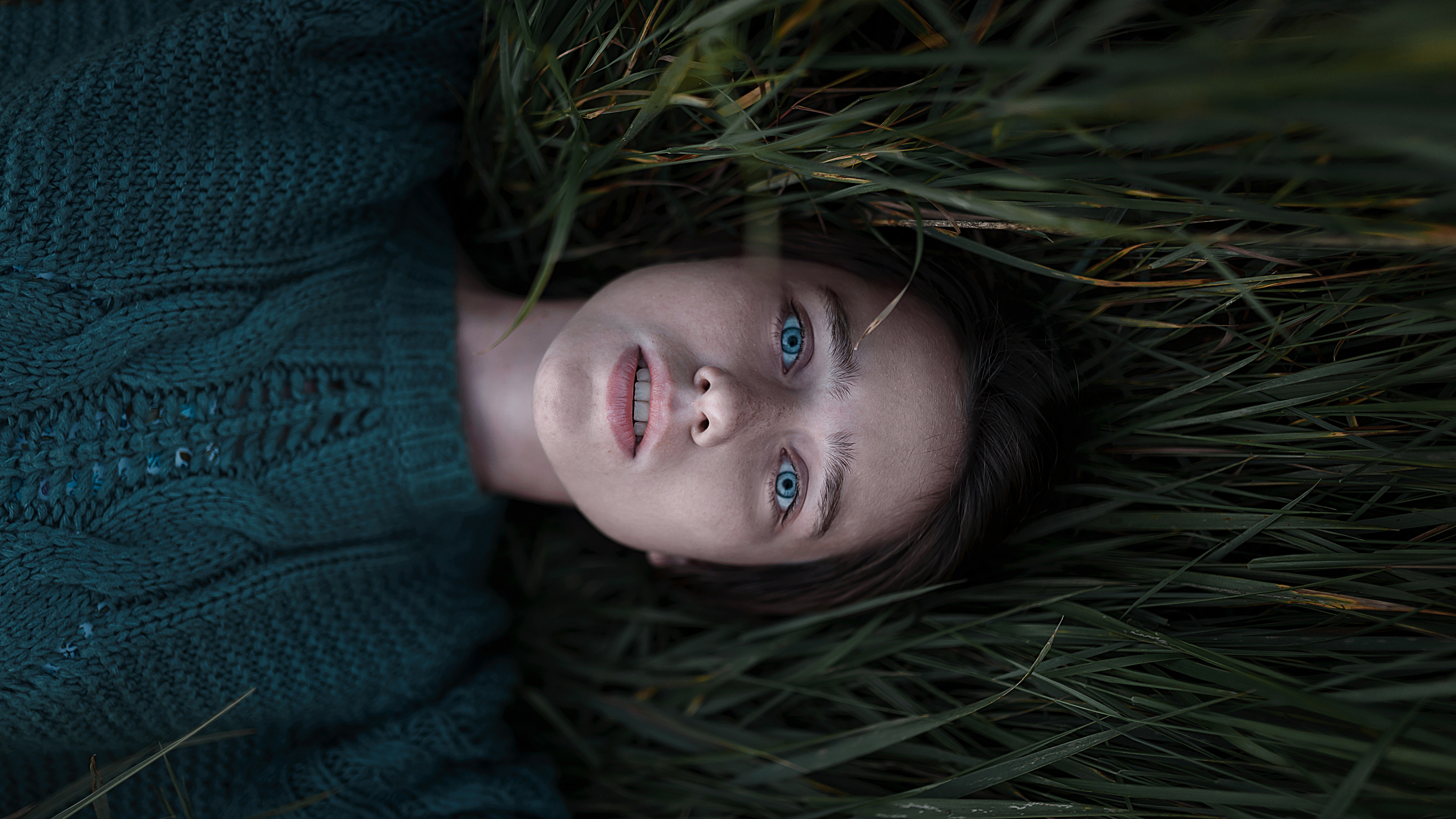 На столе лежат глаза. Девушка лежит на траве в свитере. Голубоглазая трава. МАНЬЯК модель с голубыми глазами. Обои глаза в траве.
