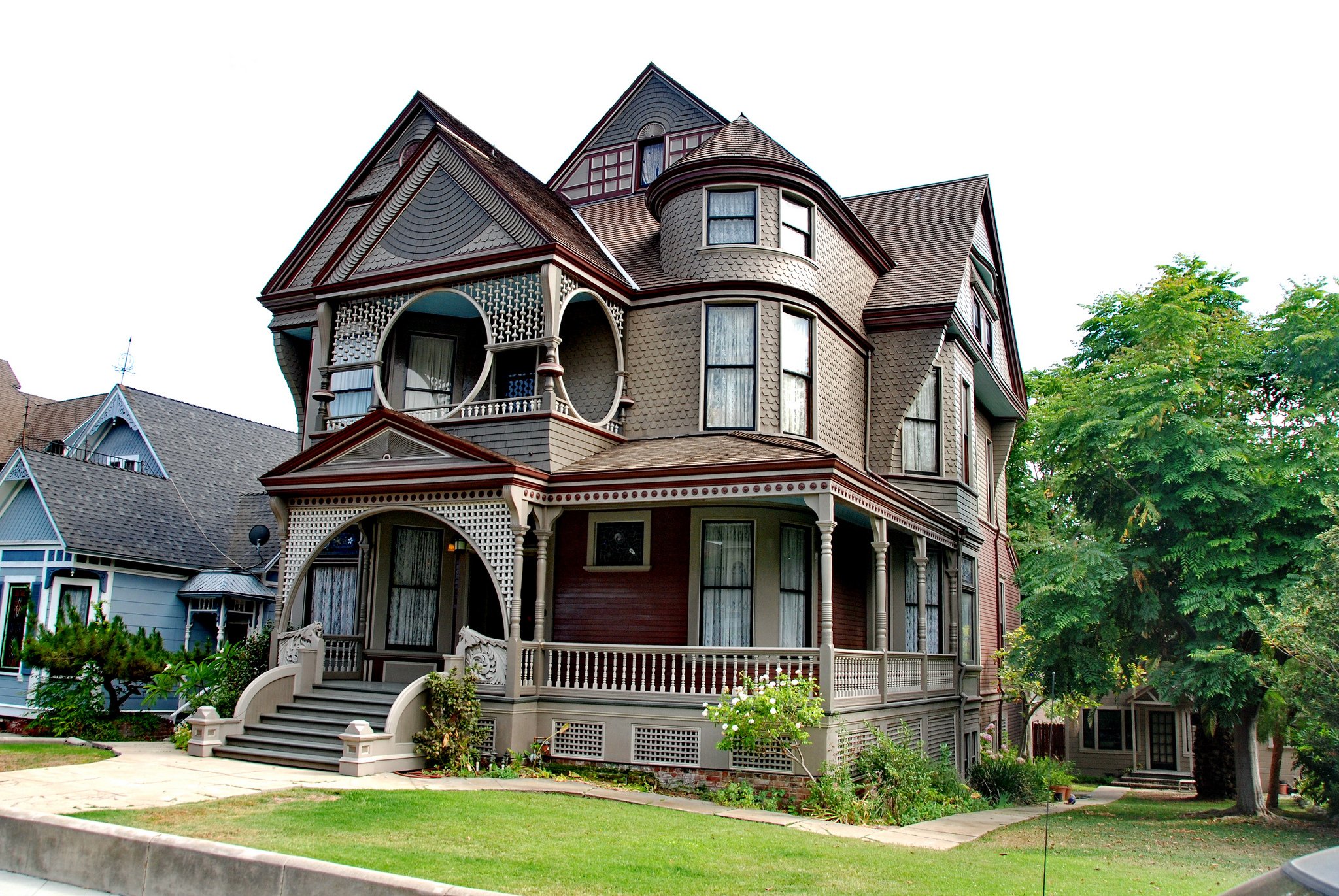 Продается частный дом. Дома которые продаются в городе. Дома из техноблока. Дома которые продаются в городе. Большой красивый дом.